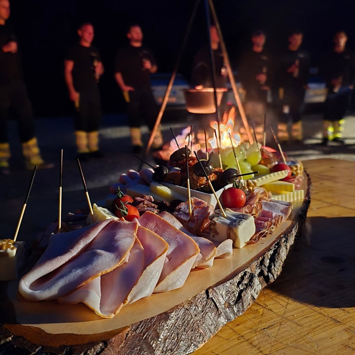 🗒 🍂 Heute war Kaderrapport – ein guter Moment, um Danke zu sagen. 🙏
Ein riesiges Dankeschön an das ganze Kader der Feuerwehr für euren Einsatz, euer Engagement und eure Unterstützung über das ganze Jahr hinweg. 🚒🔥 Ohne euch wäre vieles nicht möglich.
#FeuerwehrTurbenthalWilaWildberg #turbenthal #Wila #wildberg #tösstal #feuerwehr #118 #kader #ausbilden #hobby #kaderrapport #information #austausch #freiwilligenarbeit