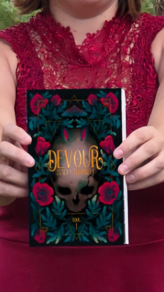 Looking for a new #romantasy book?
Devour is less than a week away 😱❤️🔥😍
#bookaholic #newbook #readersunite #bibliophile #instareads #fantasyromance #morallygray #bookboyfriend #bookobsessed #enemiestoloversbooks #bookishreels #characterart