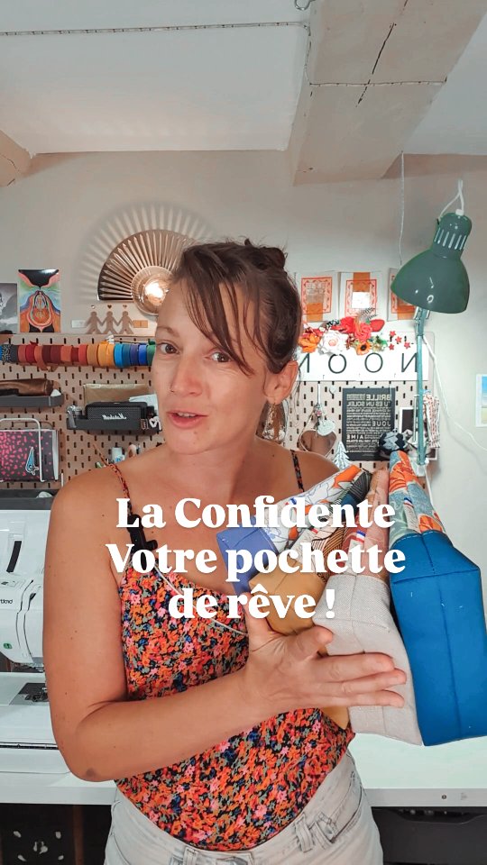 💌 Elle s’appelle La Confidente… et elle porte bien son nom
Toujours là quand il faut, toujours prête à tout garder pour vous : carnet, maquillage, papiers, ou ces petits trésors qu’on aime avoir à portée de main.
Avec son format XL, son zip pratique, son anneau en D et son joli mélange de coton uni et a motif, elle se glisse partout… et surtout dans ton quotidien 💫
👉 Et toi, tu confierais quoi à La Confidente ?
#pochetteXL #sacfaitmain #accessoiresfemme #createurfrancais #modeethique #sacaddict #faitmainavecamour