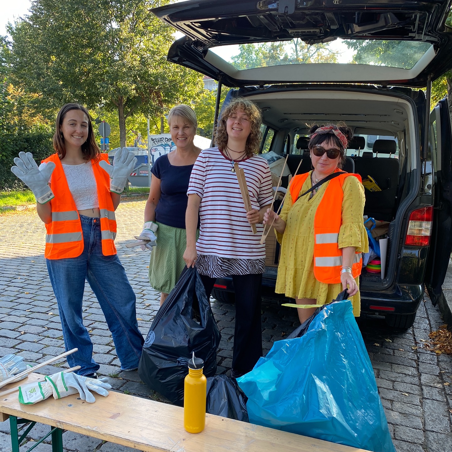 Wieder sind wir super dankbar für die Unterstützung vom Projekt „Idyll ohne Müll“ 🚮🌸 von @kulturlabor_trial_error. Mit viel Engagement und etwas Unterstützung der @BSR haben fleißige #kehrenbürger heute mit uns die Brockenstrasse und auch am Weigandufer den Müll von der Straße geholt!
#kehrenbürger #harzacker #langetafel #idyllohnemüll #neukölln #harzacker #harzerquartier @harzerkiez @kulturlabor_trial_error
#parzellex