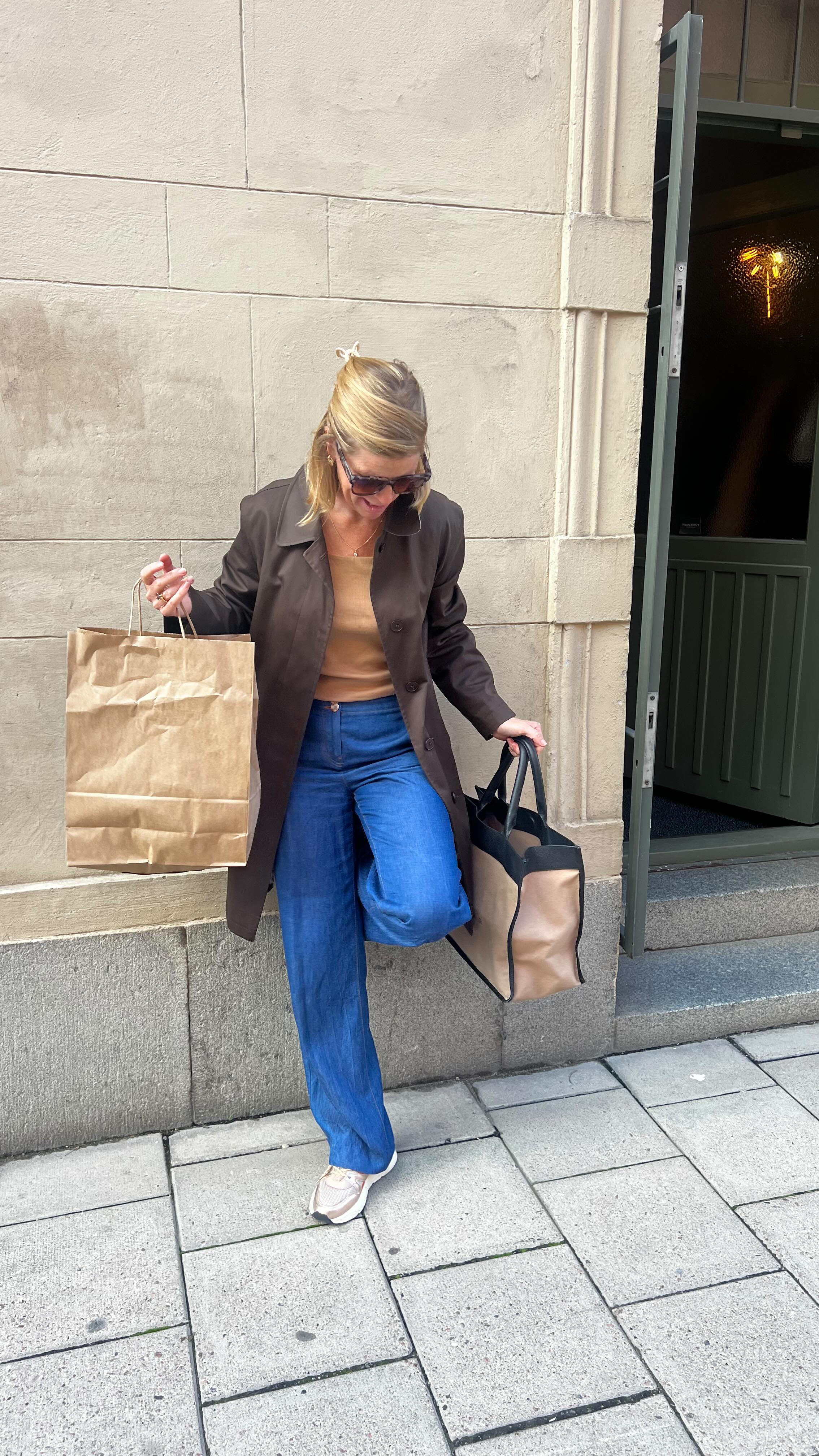 Fredags feeling nĂ€r jag besöker @thepragencysthlm âšâš
Kikar nĂ€rmare pĂ„ superfina mĂ€rket @sofieschnoor_official och @sauconysverige đđ
Helgen bestÄr mestadels av event men Àven middag hos vÀnner och trÀning.
Ănskar dig en fin helg đ
@privateshopperstockholm
#privateshopperstockholm #personalstylist #fridayfeature #fashionentrepreneur #fashiondiary #burberry #styleguide #fallfashion #snekers #outfitoftheday #trendingréels #burberrytrench