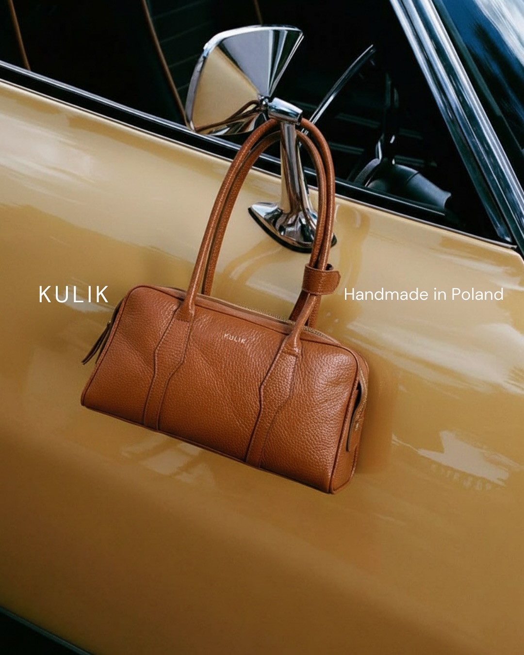 Są takie chwile, kiedy nie spieszysz się z zamykaniem auta. Słońce odbija się w karoserii, a Twoja karmelowa Bowling Bag leży. Wyciągasz rękę, jakbyś sięgała po coś więcej niż torebkę – po spokój, po elegancję, po pewność siebie.🐦⬛