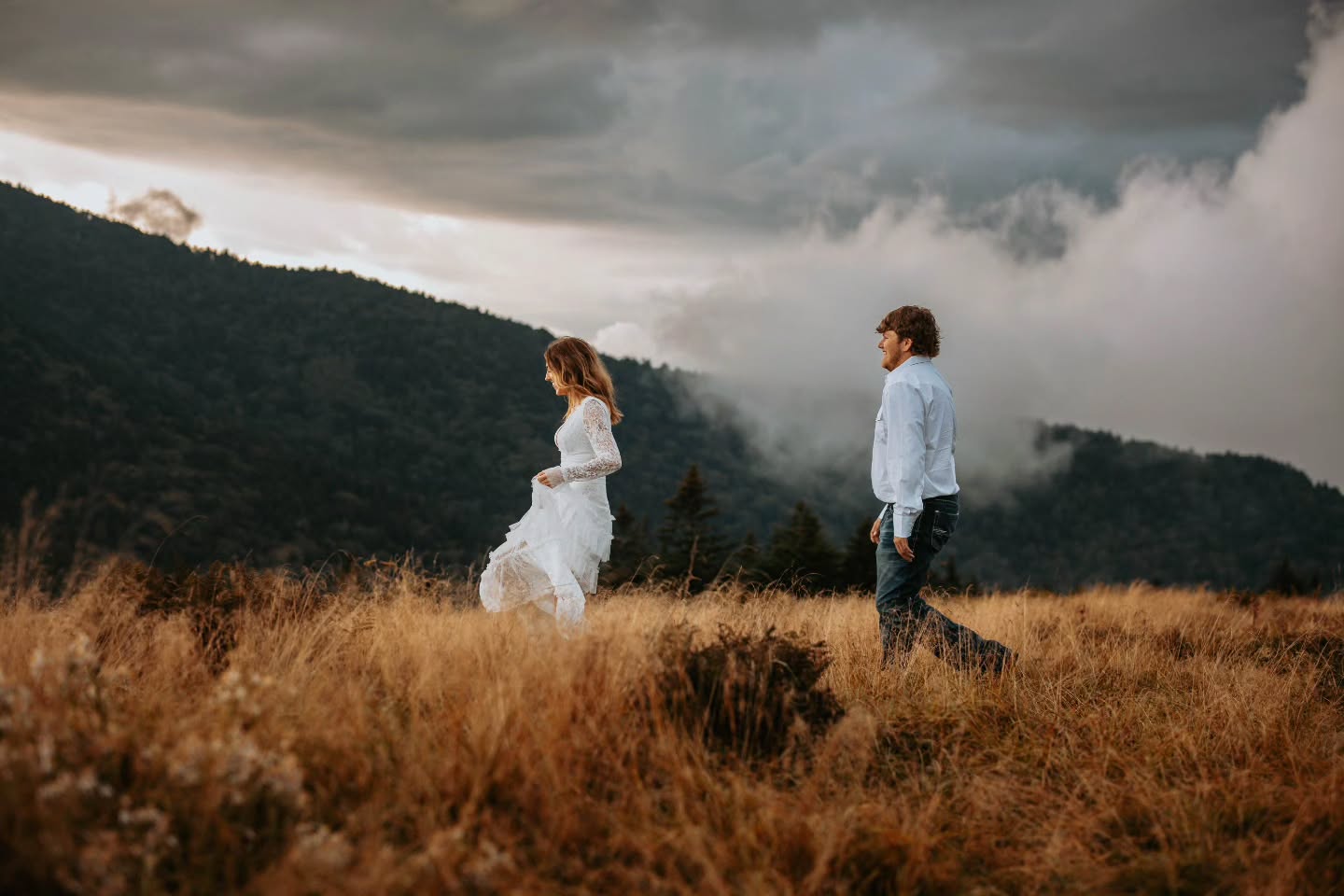 After the rain, when the fog drifts in… magic happens. 🌧️
@trista.snow 🧡
#CoupleSession #FoggyVibes #AfterTheRain #MoodyRomance #LoveInEverySeason