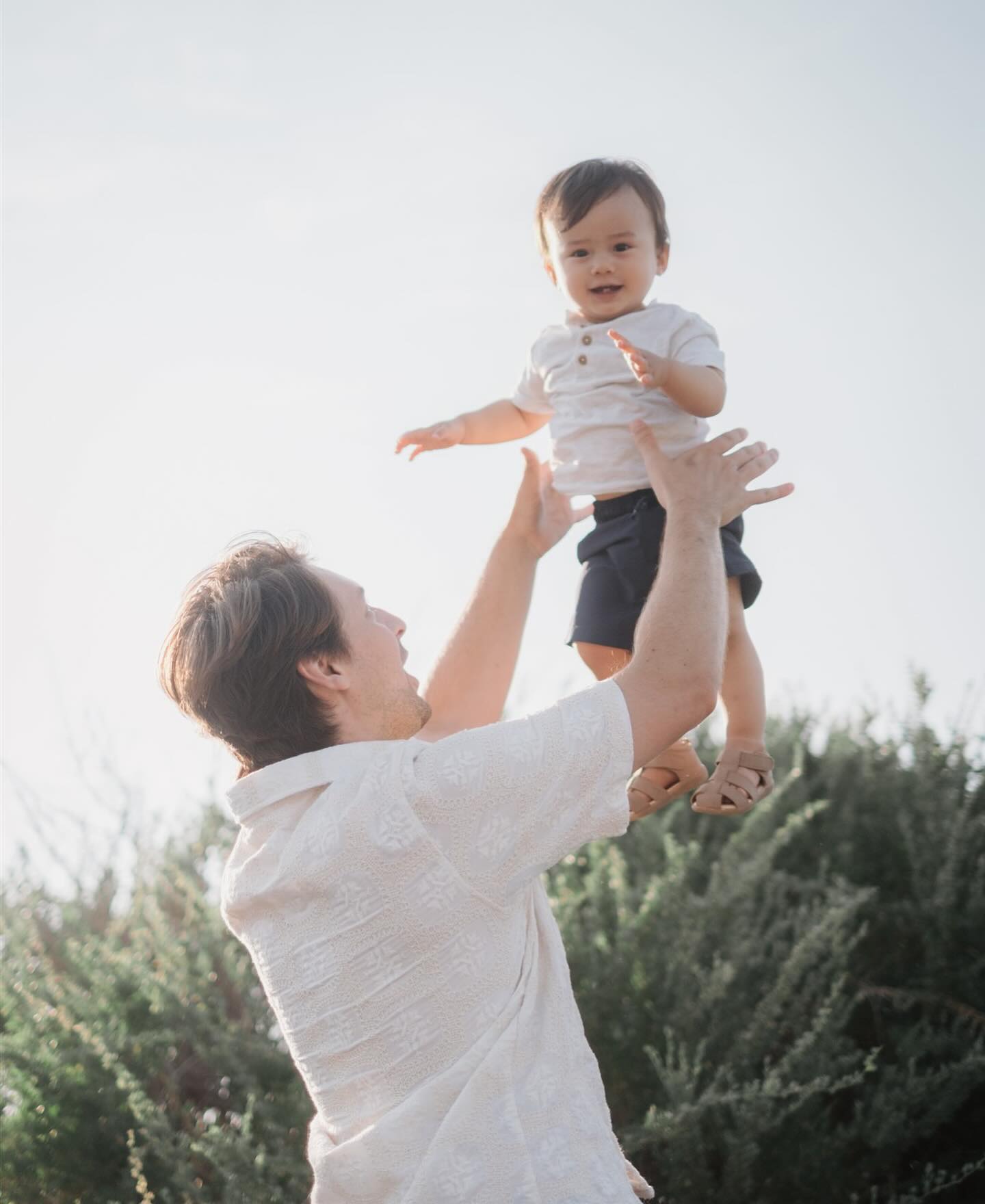 👋 If you’re a parent, I’m sure you can relate:
Raising a child feels like a constant dance between setting limits and letting go, being present and stepping back, listening and covering your ears; watching closely and closing your eyes.
🥰 That’s why I love this photo so much: a child suspended in the air, thrown up high and ready to be caught. So proud, and yet so vulnerable at the same time.
Parenthood is such an experience, such a challenge… and I truly love highlighting its beauty through meaningful photography.
If you fancy a family photoshoot in Barcelona that feels natural et gets you elegant and timeless photos, inquire today.