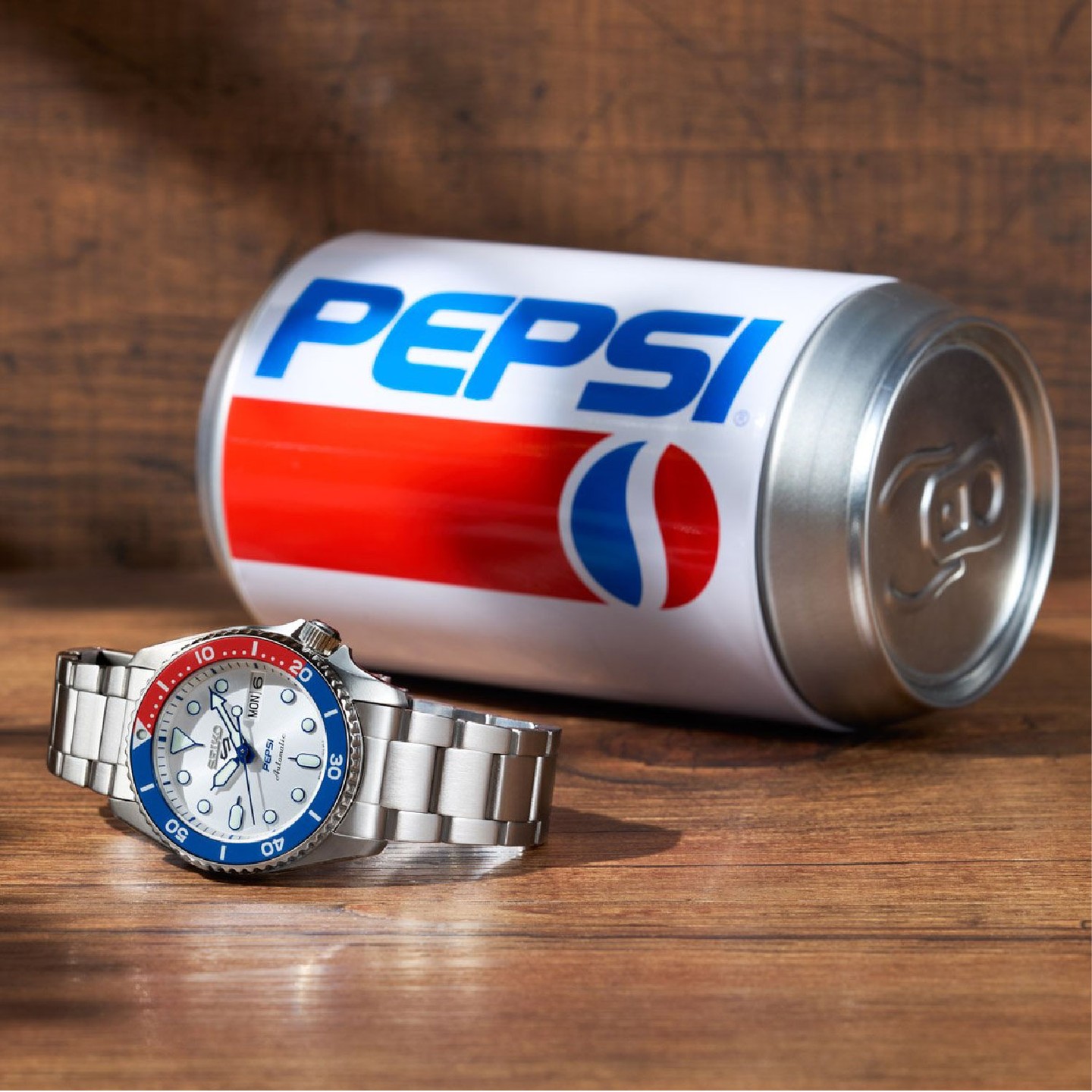 Seiko y Pepsi se unen oficialmente para lanzar dos ediciones limitadas (7,000 unidades cada una) dentro de la línea 5 Sports: un modelo GMT SSK047 con caja negra de 42,5 mm y correa de silicón con branding Pepsi, y el nostálgico SRPL99 de 38 mm en plata, inspirado en los logos de Pepsi en los años 90.