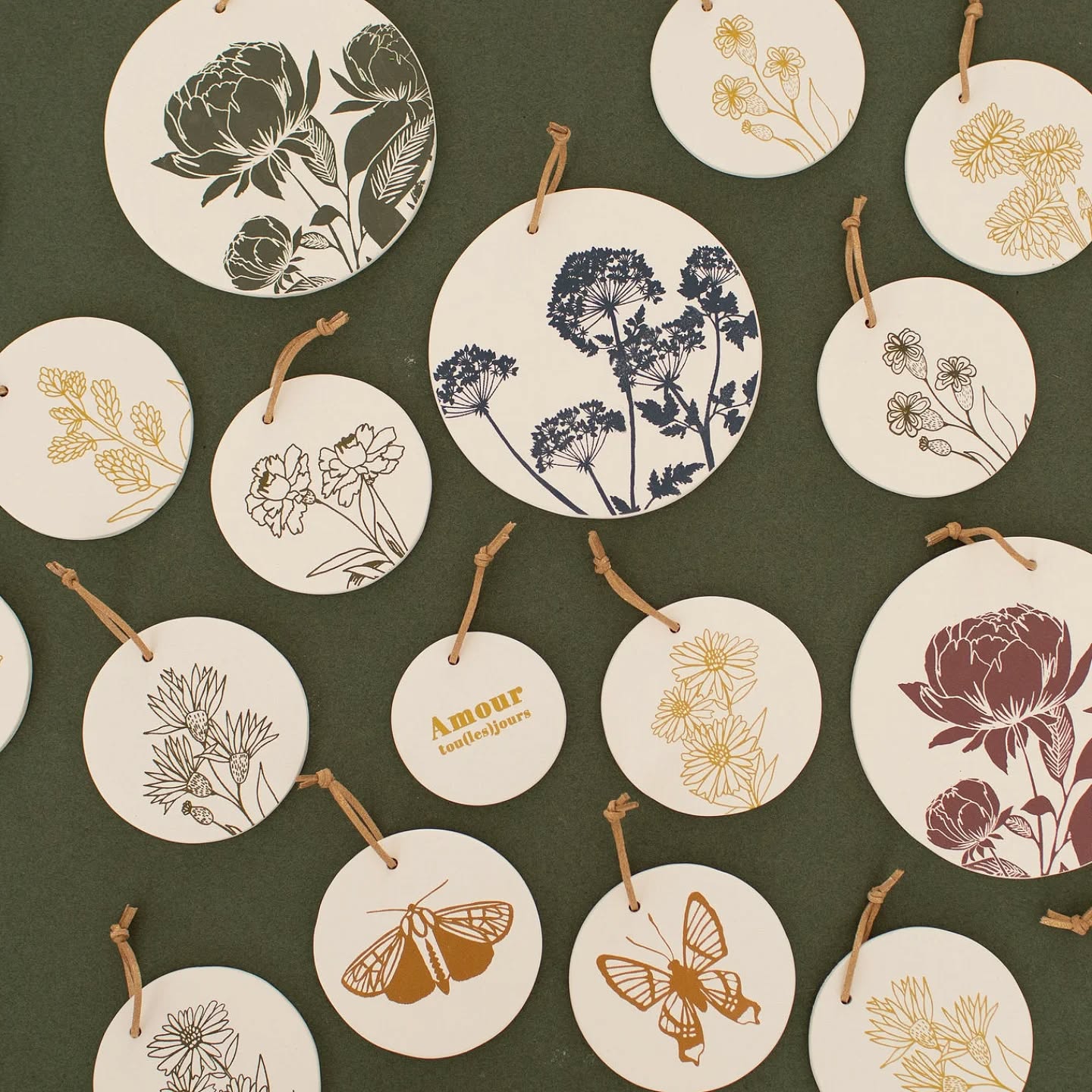 Les nouveaux médaillons de la collection Poesia! Avec déjà un petit succès pour la pivoine et ombelle en gris bleu !
.
.
.
#poussieredesrues #serigraphie #screenprinting #lyon #handmade #deco