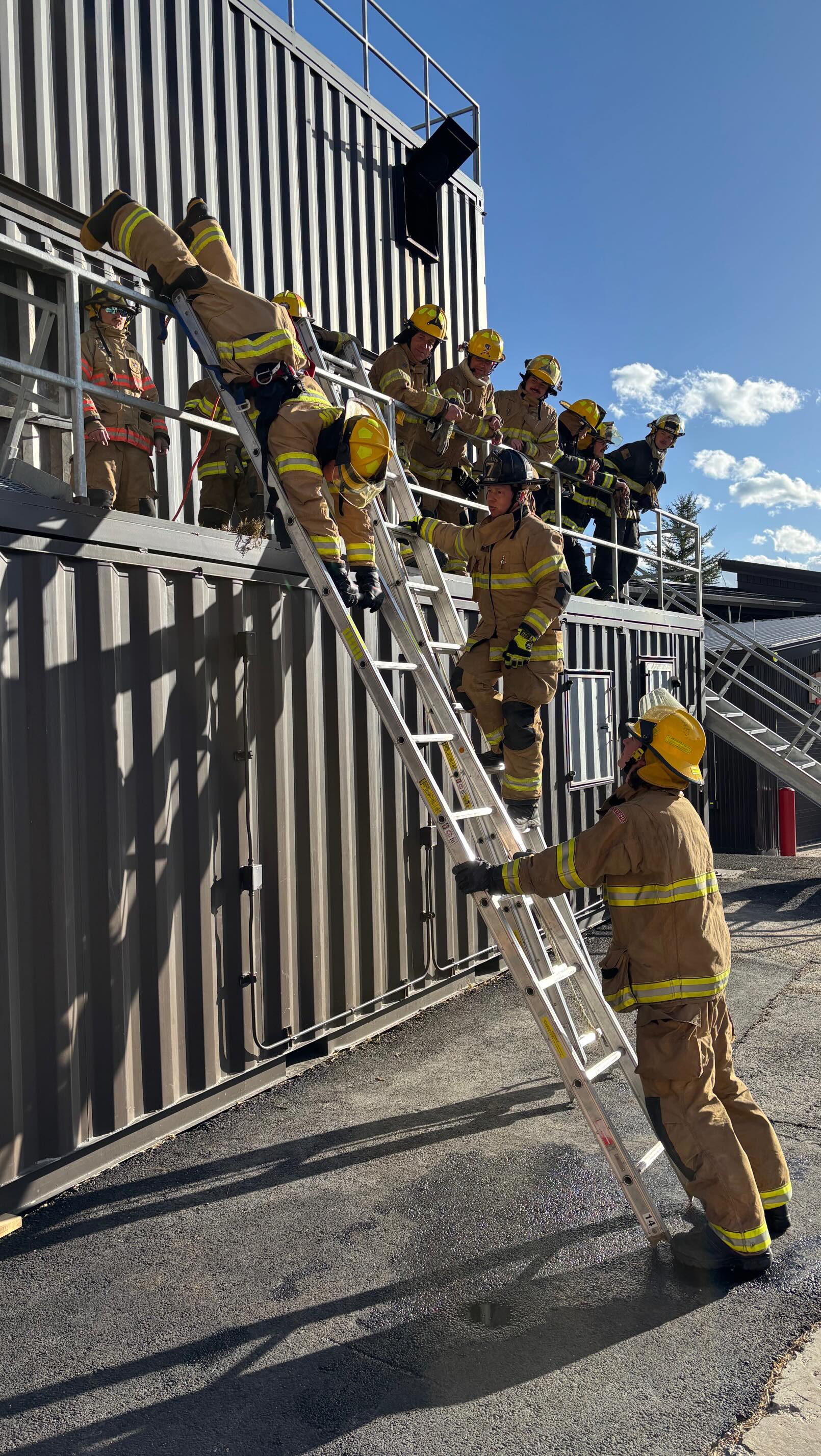 Yesterday @jh_fire_ems Stations 1, 2 & 6 practiced rescue methods for firefighters who have been injured or trapped and need to be extricated from a building that is on fire.
Who do you think had the slickest self rescue?
#firefightertraining #firefighter #ems #jhfireems #jhfireemsfoundation #tetoncountywyoming #onefamily #firstresponders #jacksonholefireems #selfrescue #firefighterselfrescue