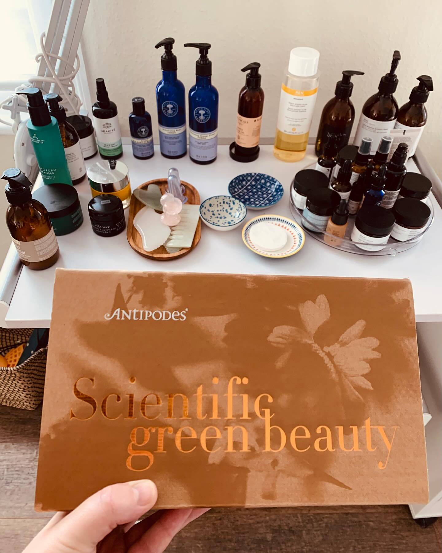 Adding some new stock to our green beauty backbar today 🌿 so I thought I would share a few of my current favourites with you.
Although we are official @evolvebeautyuk and @inlight_beauty stockists and we have these products available to purchase at the studio, we also draw from a wide range of organic skincare products from other wonderful brands such as:
@tri_dosha
@aromatherapyassociates
@nealsyardremedies
@odacite
@upcirclebeauty
@antipodesskincare
@maylindstromskin
And although we love and enjoy these beautiful potions and lotions 💕 the heart of our facials is always the massage.
I recommend a quarterly facial and the change of season is the perfect time for one - so do get in touch if if you would like one this Autumn 🍁
kaya@essential-therapies.co.uk
www.essential-therapies.co.uk
#holisticfacialist #holisticskincare #greenbeauty #naturalbeauty #facialmassage #sidmouthfacial #devonfacial #sidmouth #devon #eastdevon #antipodes #odacite #upcirclebeauty #evolveorganicbeauty #aromatherapyassociates #inlightbeauty #nealsyard #ecofriendly