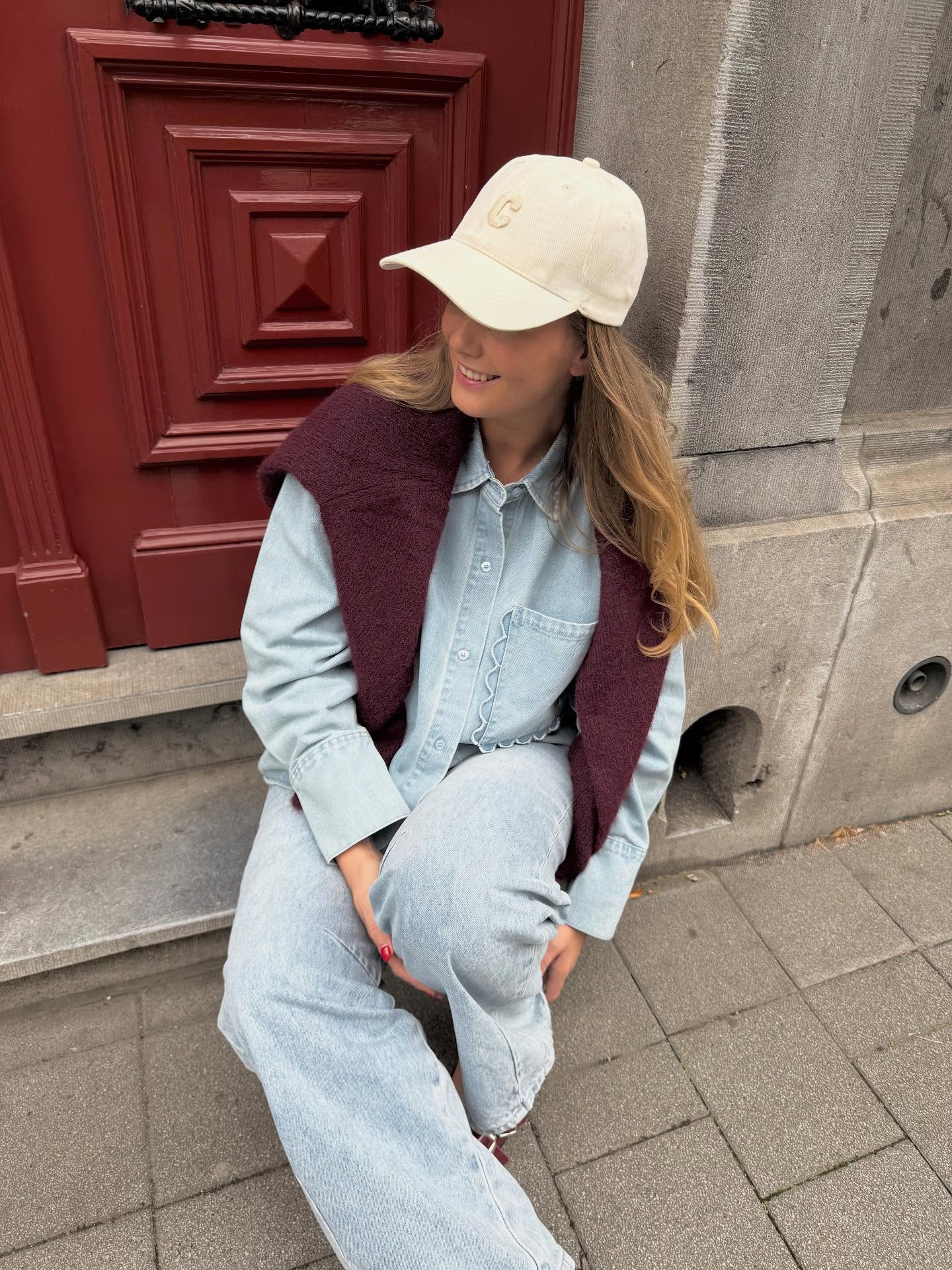 Denim on denim with a touch of burgundy 😍
#denimondenim #burgundyknit #burgundy #falloutfitideas #autumnfits