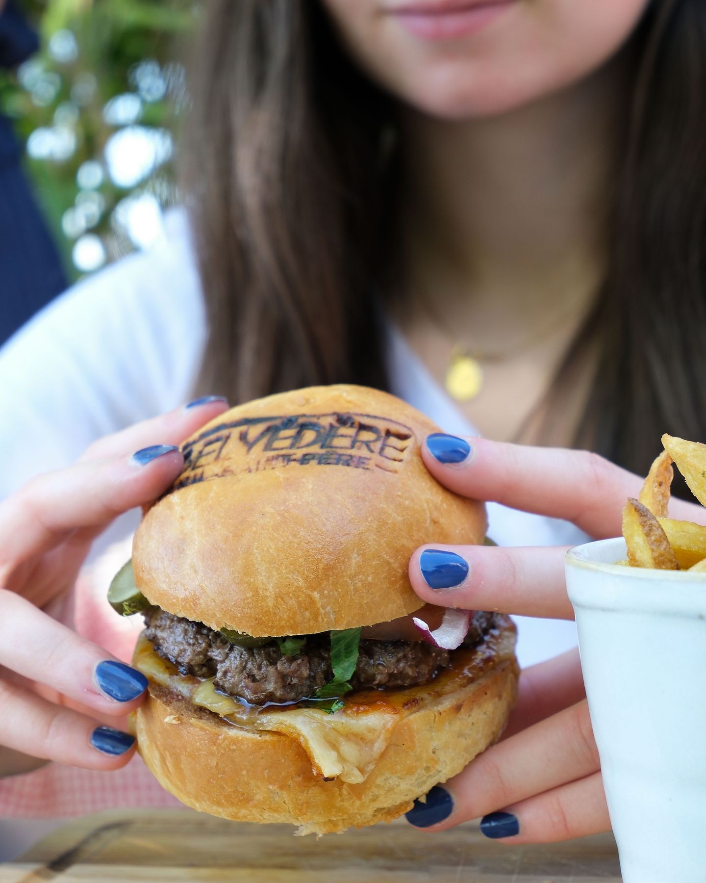 Le burger signature : bœuf Charolais, pancetta croustillante, Comté fondant et frites maison dorées… le réconfort à la française !
À déguster par tous les temps 😉