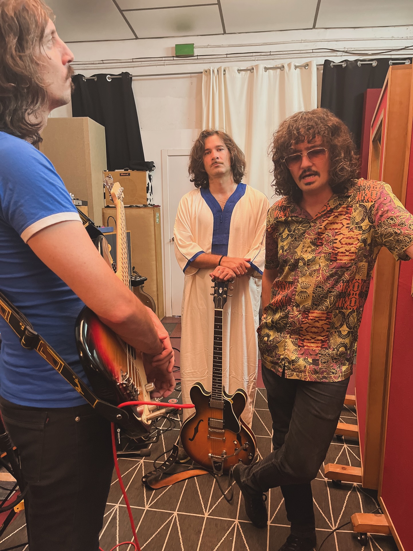 Segunda visita de Glándula al estudio en lo que va de año, esta vez para registrar las bases de lo que será su primer LP, tras la reciente publicación de su single “Amigo de Verdad” (Groovie Records )y también producido aquí.
Glándula nació como la aventura en solitario de Alberto Charro ( Los Malinches ), pero pronto tomó forma de banda con la incorporación de Momo y Curtis (The Roxannes, Lomo, Recalls...).
A falta de terminar la grabación y mezcla, puedo adelantar que el disco mantiene la esencia de garage rock latino de los singles pero aún ahonda más en la psicodelia y experimentación. Abundan los arreglos bizarros marca de la casa, plagados de fuzz , eco y reverb.
#Glándula #GroovieRecords #GarageLatino #LatinGarage #GarageRock #PsychRock #UndergroundRock #SpanishGarage #RockAndRoll #RockEnEspañol #VinylCommunity #StudioSession #HollersAnalogStudio #máximorb