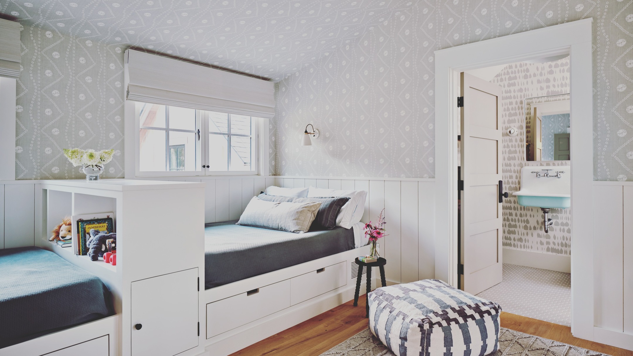 Forget the traditional bunk beds! Opt for a stylish Bunk Room instead. Upgrade from twin beds to full-sized comfort and make room for more guests. This space features four cozy alcove beds and an ensuite—perfect for both comfort and privacy.
#HomeDesign #BunkRoom #GuestRoom #InteriorDesign #SmallSpaceLiving #CozyHome #DesignInspo #RoomUpgrade #BunkBedAlternative #HomeDecor #SpaceOptimization #FullSizeBeds #FamilyHome #GuestRoomGoals #AlcoveBeds #InteriorInspo #marthasvineyardlife #marthasvineyardstyle #interiordesigner
architectural design & interiors @lmtdesign
photographer @dancutronaphoto
photoshoot styling @homegig
construction @kentvanhollebekeconstruction