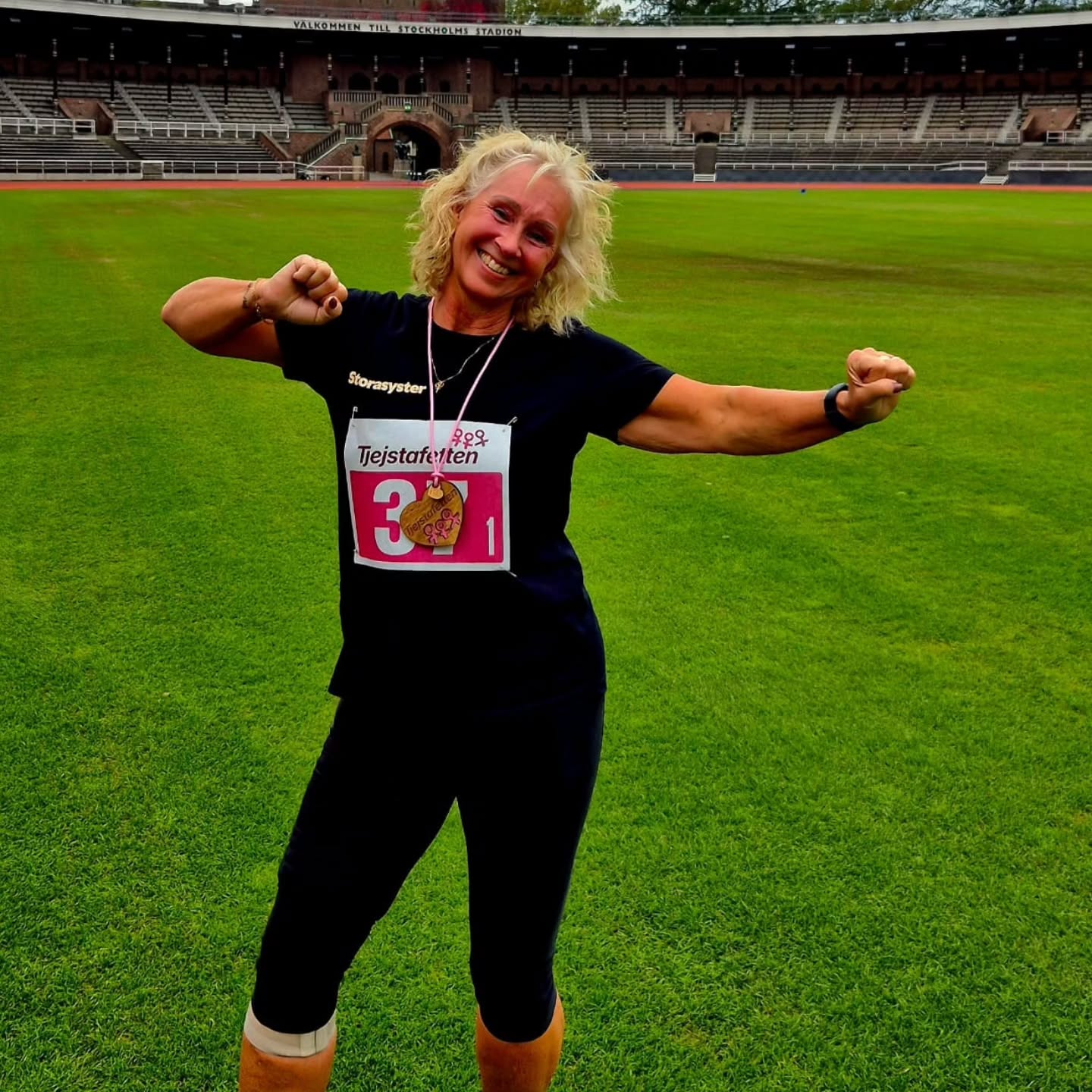 Igår spenderades stora delar av dagen inne på Stadion där @tjejstafetten gick av stapeln - Sveriges första kvinnliga stafettlopp. @storasyster_org hade med två lag, där Pillan startade i det ena laget och Marie i det andra 🏃💚
Vid varje växling skänktes en summa till organisationer med kvinnor och flickor i fokus ♀️💪✨
Enligt Pillan så är det endast vid ett fåtal tillfällen det här med att springa är nödvändigt:
1) Du blir jagad av någon/något och det finns risk att mista livet
2) Din katt/hund har smitit vid olämpligt tillfälle
3) Du hör glassbilen
4) Du samlar in pengar till något som gör världen till en lite bättre plats
(Ni hör ju, hon är inte ett speciellt stort fan av jogging utan pysslar hellre med andra träningsformer...)
Tack för en fantastiskt rolig dag!