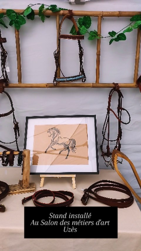 🎉 Ça y est, le stand de L’Atelier du Haras est en place au Salon des Métiers d’Art à Uzès !
👉 Découvrez l’univers du cuir artisanal : licols, bridons, colliers, ceintures et bien plus encore.
💡 Chaque création est unique, fabriquée à la main avec passion et savoir-faire.
📍 Rendez-vous au salon pour me rencontrer et échanger autour du métier de sellier harnacheur !
#SalonDesMétiersdArt #Uzès #ArtisanatFrançais #MétiersdArt #CuirArtisanal #AtelierDuHaras #SavoirFaireArtisanal #FaitMainAvecPassion #CréationUnique #ArtisanSellier #Équitation #UniversÉquestre #collierchien #PassionDuCuir