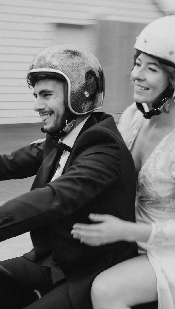 /Clémence et Rodolphe/
Une histoire d’amour de moi vers eux. Ils font partie de ces couple dont je tombe follement amoureuse. Un couple qui m’a marqué au fer rouge, deux âmes que je n’oublierai jamais tellement ils m’ont faite vibrer !
Une journée remplie d’émotions entières, sincères, authentiques. Une journée remplie de complicité et d’amour sans chichi. Une journée follement humaine et c’est tout ce que j’aime.
J’ai passé ma journée à dire « putain comment je les aime eux! » à @eneane.weddingplanner et @avecpaulinestudio . Un mariage inoubliable, indétrônable!
Merci encore pour ces moments uniques à tous les deux.
#mariage #humain #loveisall #caen #mariageauthentique #vraimariage