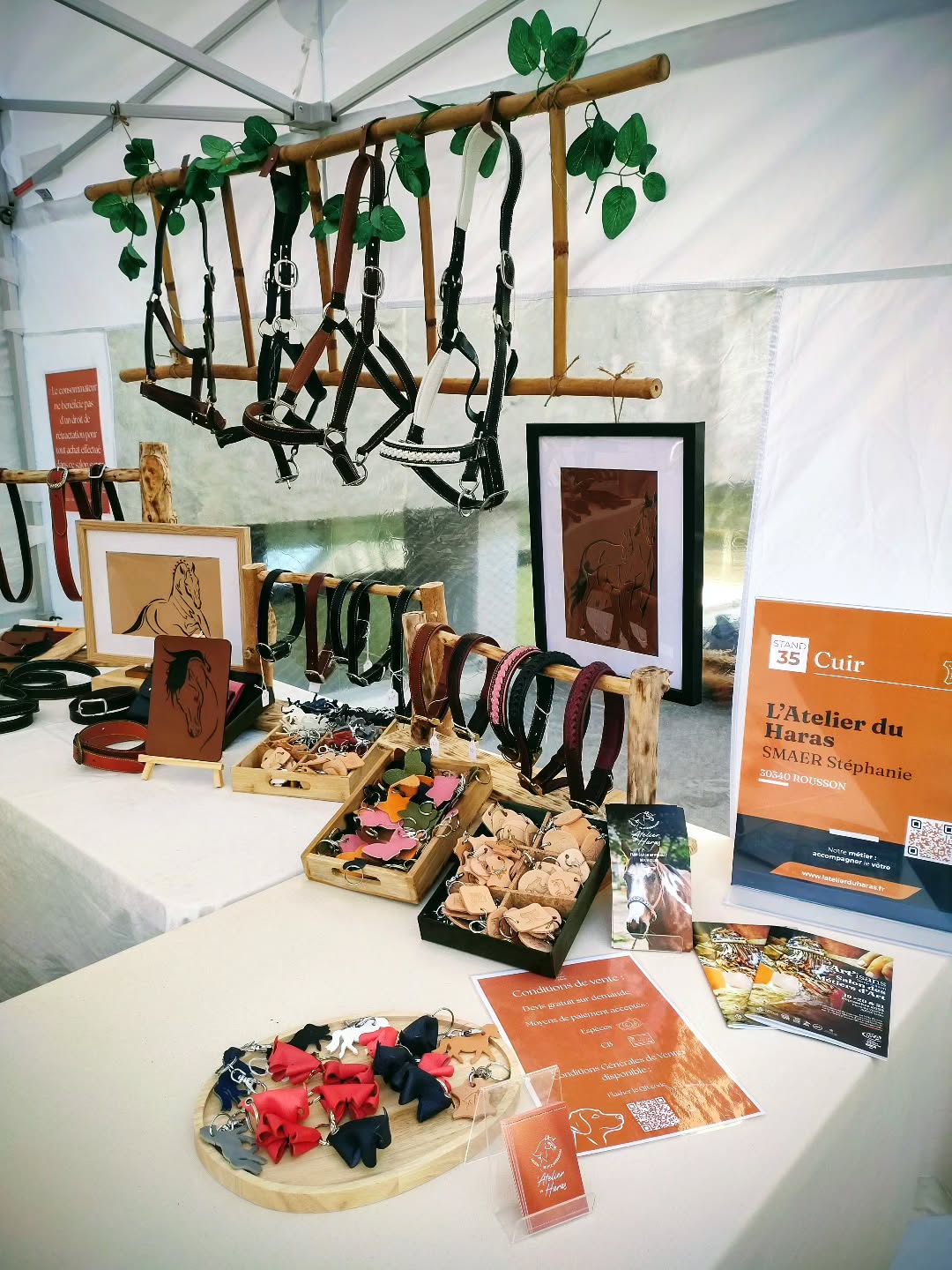 ✨ Jour 2 au Salon des Métiers d’Art d’Uzès !
Merci à tous ceux qui sont déjà venus me voir hier 🤗
Aujourd’hui encore, le stand de L’Atelier du Haras vous ouvre ses portes pour partager notre passion du cuir : harnachement, accessoires et créations artisanales uniques.
📍 Rendez-vous au salon pour venir échanger et découvrir notre savoir-faire.
🐎 À très vite sur place !
#latelierduharas #SalonDesMétiersdArt #Uzès #MétiersdArt #ArtisanatFrançais #CuirArtisanal #ArtisanSellier #faitmainfrançais #CréationUnique #SavoirFaireArtisanal #PassionDuCuir #Équitation #ArtisanatLocal #Cuir