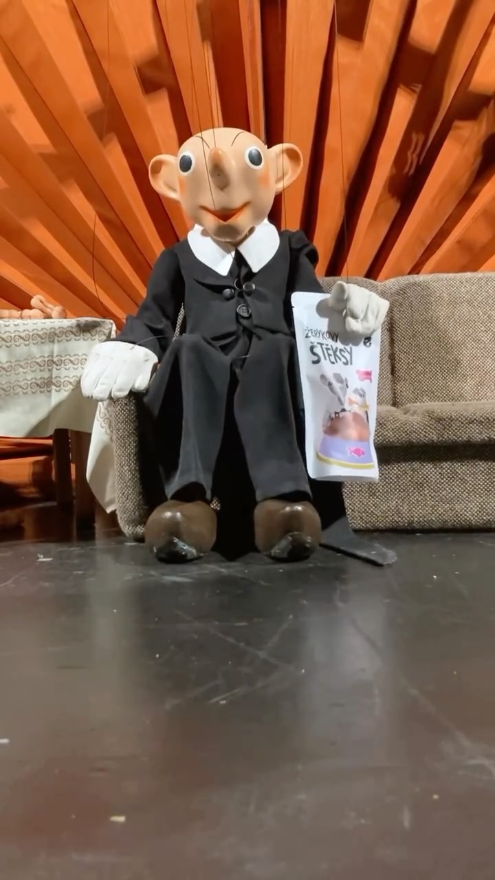 🎉🐾 Máme novinku! Žerykovy štěksy – křupavé čipsíčky pro psíčky, které vznikly ve spolupráci s legendárním Divadlem Spejbla a Hurvínka. 🎭 Děkujeme.💛
Na jevišti baví Spejbl a Hurvínek celé generace, ale v zákulisí už si Žeryk pochutnává na svých oblíbených Žerykových štěksích. 🦴 Psí sušenky, které si zamiluje každý chlupáč. 🦴✨
👉 Nechte toho svého ochutnat – a garantujeme, že potlesk bude pořádně hlasitý (štěk štěk!). 🐕
Koupíte je online na @rohlik.cz a zároveň jsou k dostání na všech kavárnách a bistrech Mezi řádky, v pekařstvích U Dvou rohlíků a samozřejmě i v divadle Spejbla a Hurvínka.
#etincellecz #štěksy #steksytozeru #socialnipodnik #spejblahurvinek #zerykovysteksy #hendikepnenípřekážka #divadlospejblaahurvinka