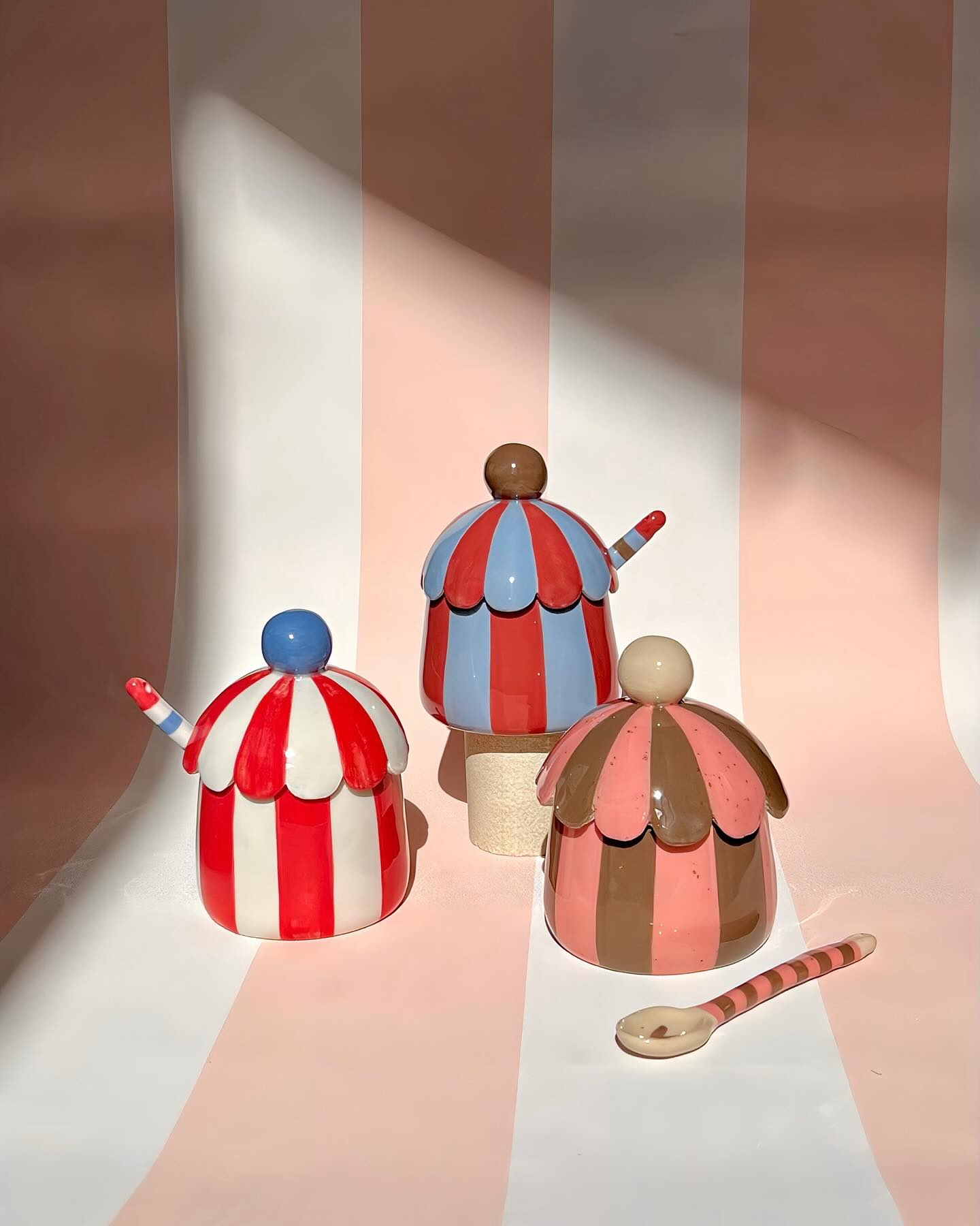 Guten Morgen, Streifenhearts!
Hier ein paar sonnige Spätsommer-Zuckerdosis für euch - für einen besonders gut gelaunten Start ins Wochenende! 🤩
Passend zum kommenden Herbst gibt's bald wieder viiele neue Streifen in braun, bordeaux, rosa und, und, und ... Habt ihr noch 'ne Farbkombi-Idee? 🙇🏻♀️
#buntekeramikliebe #smallbusinessowner #ceramicart #buntbuntbunt #interior #homedecor #pottery #potterylove #töpferstudio #keramikatelier #contemporaryceramic #keramikkunst #ihavethisthingwithceramics