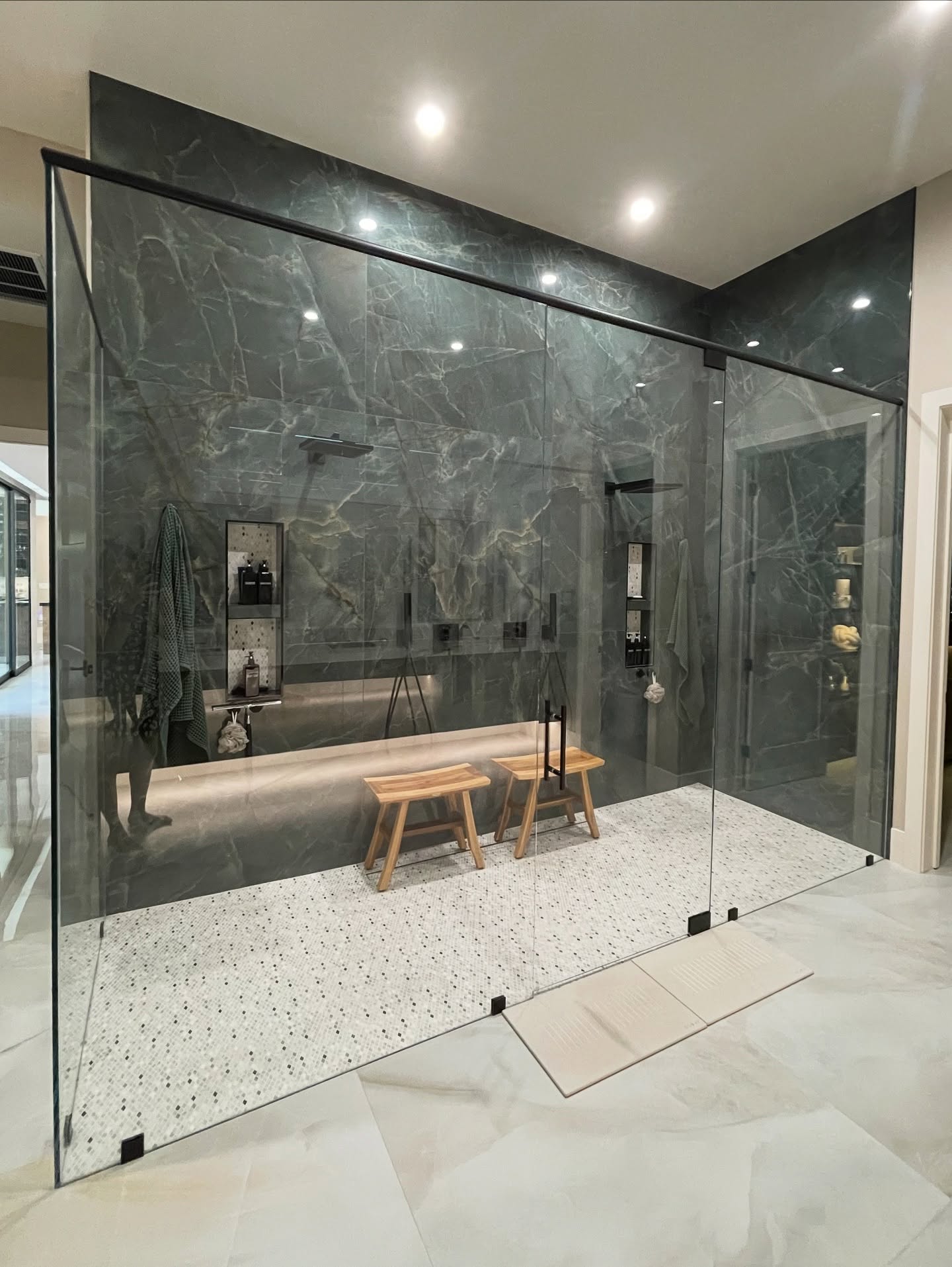 Now that’s what I call a his/her shower 👌🏼 primary bathroom and closet is a showstopper in this fully custom build 🤩
