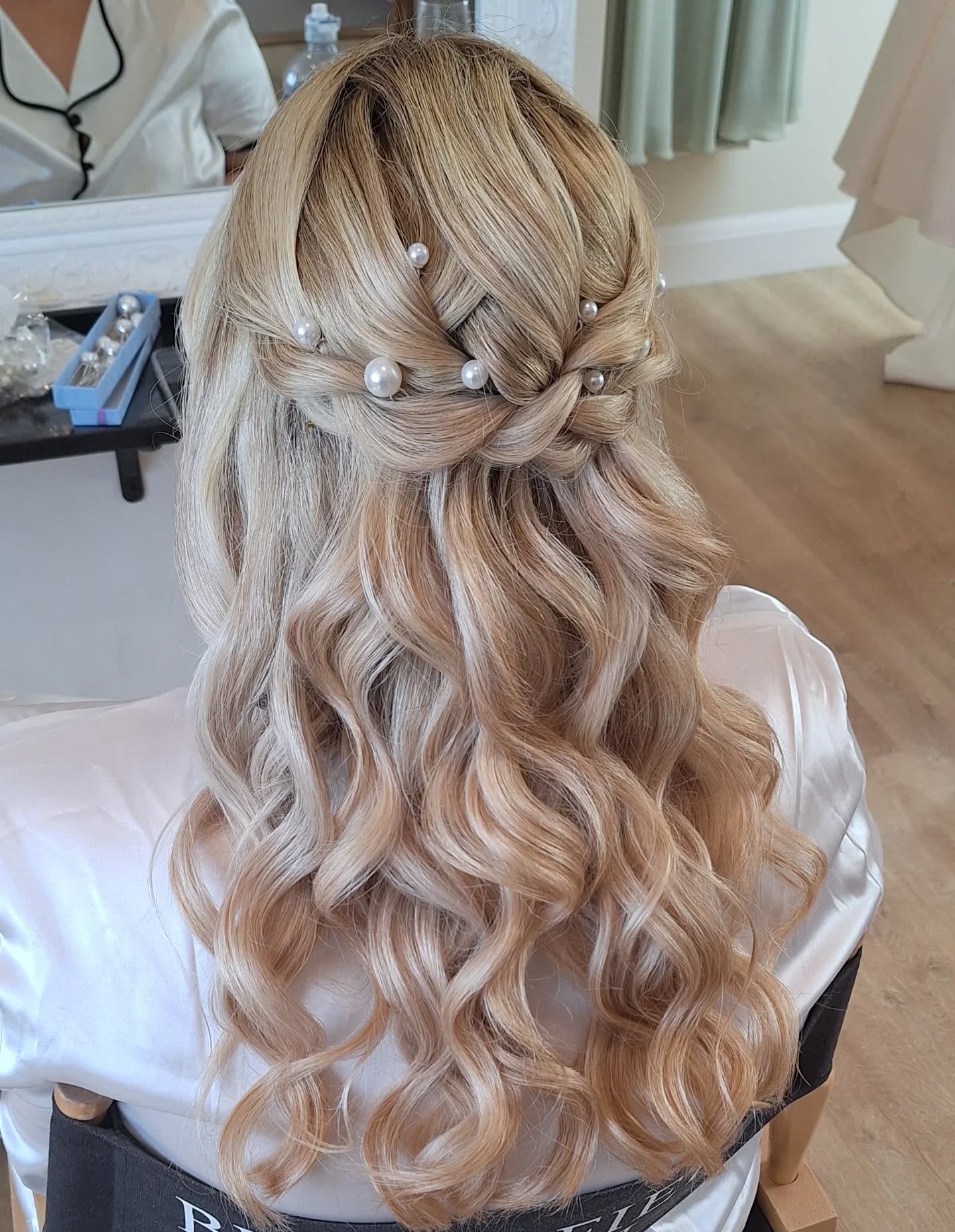 Boho style half ups are big for next season and my beautiful bride @lydia.eccleston was one step ahead!!
Is this the perfect inspo for your hair?!
We had the most incredible morning at @brookfieldbarn and Lydia was a SHOW STOPPER!
.
#half #bridalhalfuphalfdown #brookfieldbarn #westsussexbride #westsussexbridalhair #hairinspo
.
Bride
Bridesmaid
West Sussex
Horsham