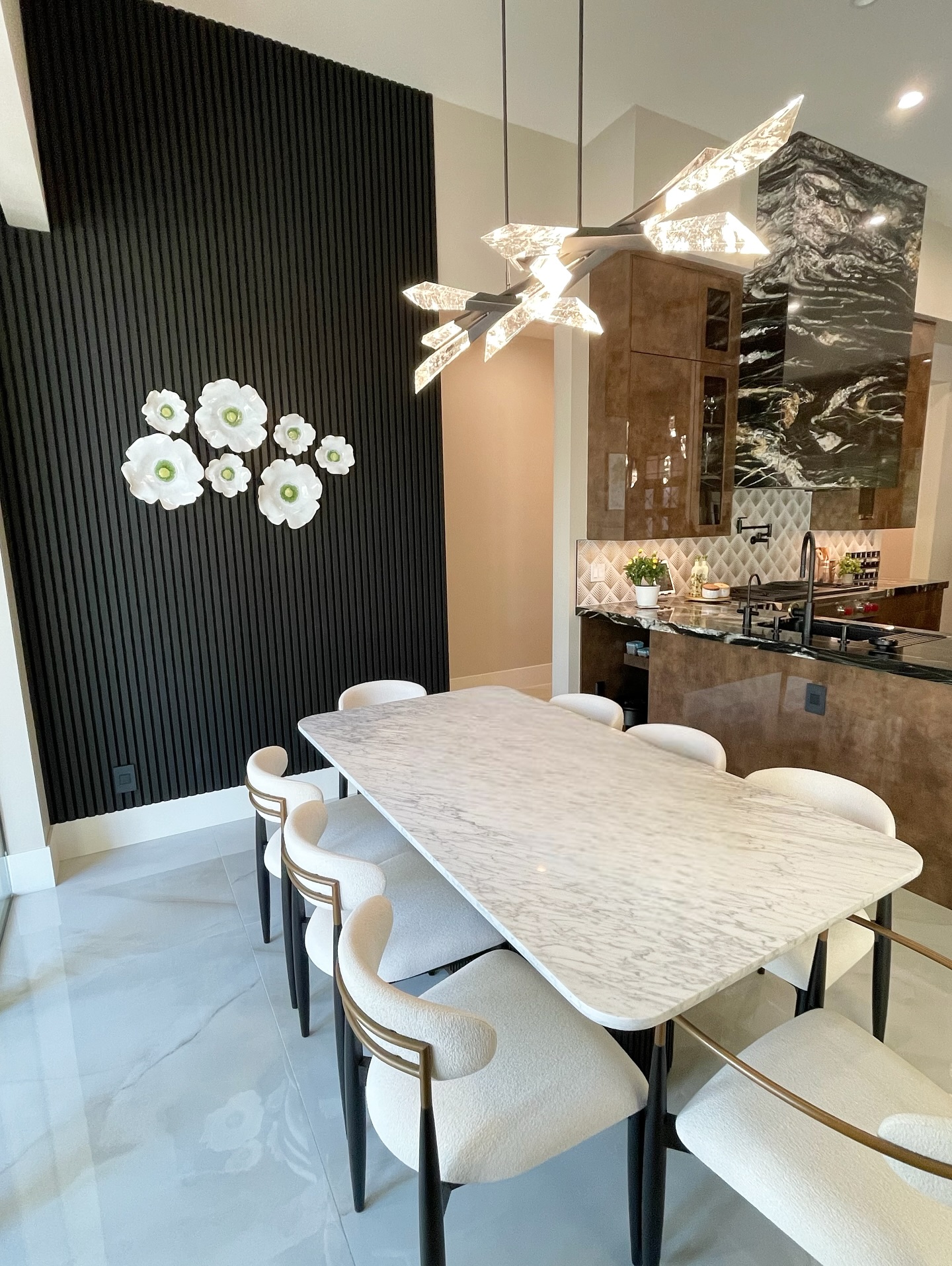 Dining room, wine room, entry & gym. Not sure what I love more… the @schonbekofficial lighting or the paneling 🫶🏼 #CustomHome #LakeLasVegas #interiordesign #HomeGym #WineRoom #Diningroom #LoveMyJob!