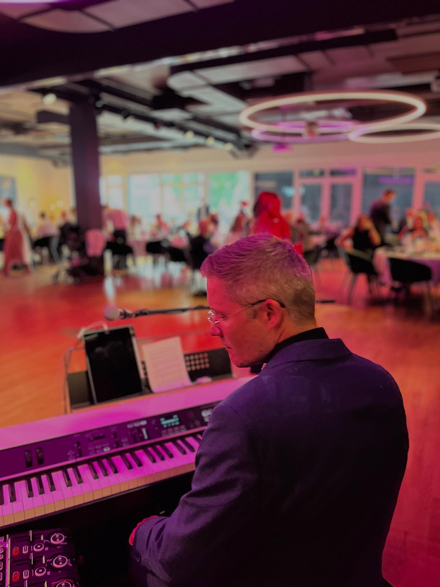 Am vergangenen Samstag durften wir die Hochzeit von Jörg & Jenny musikalisch begleiten – von der Trauung über den Sektempfang und das Dinner bis hin zur Party am Abend mit Daniel als DJ. ✨
Die Feier fand im Quader 12 (@eventlocation.q12 ) in Waiblingen statt – für uns fast ein Heimspiel. Die Location hat nicht nur tolle Räumlichkeiten und ein wunderschönes Licht, sondern auch ein superfreundliches Team, mit dem die Zusammenarbeit richtig Spaß gemacht hat.
Besonders schön war, dass Jörg & Jenny ihre Trauung zusammen mit ihren Kindern gestaltet haben. ❤️ Die Traurede von Meli (@melanie.koeder )war ebenso herzlich wie spannend, was den Moment noch unvergesslicher gemacht hat.
Auch ein Dankeschön an die liebe Fotografin des Tages @annagraphie – wir freuen uns immer sehr, wenn wir andere tolle Dienstleister kennenlernen und gemeinsam für einen harmonischen Hochzeitstag sorgen.
Vielen Dank an Jörg & Jenny für diesen wunderschönen Tag – wir haben ihn sehr genossen! 🤍
#Hochzeit #LiveMusik #DJ #DJDVINEStuttgart #Trauung #Sektempfang #Hochzeitsband #WeddingVibes #Waiblingen #Quader12 #hochzeitssängerin #stuttgart #hochzeitsmusik #dinnermusik