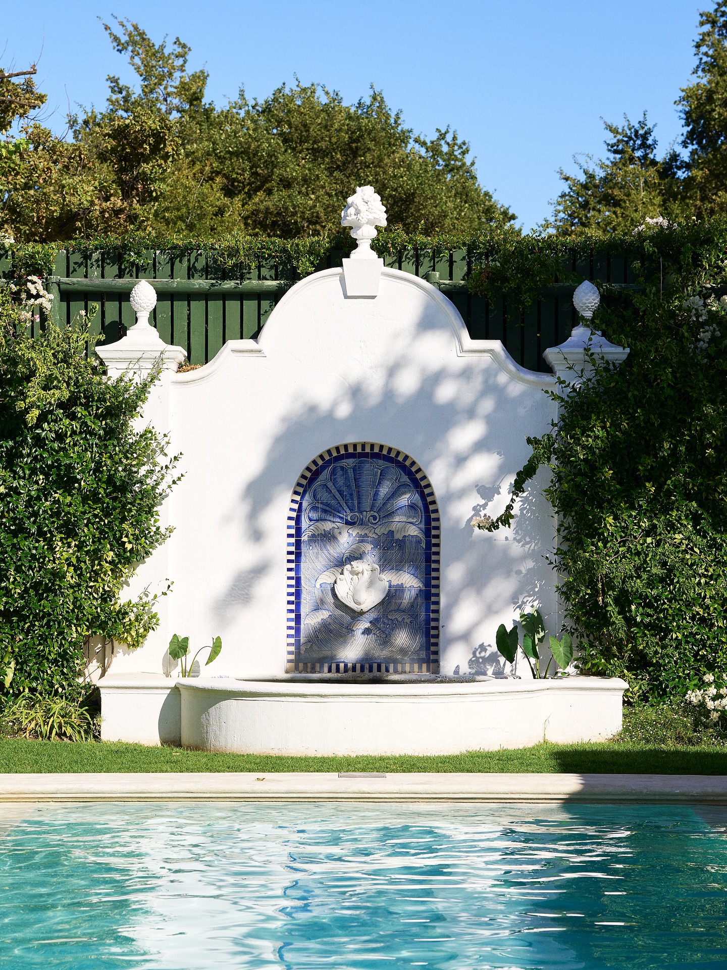 Good morning from the serene pool courtyard at our Manor House Hotel.
@michaelchandlerceramics 🥰
.
.
.
#lacotte #lacottefarm
#franschhoek #franschhoeklife
#hotel #pool #courtyard #sunrise