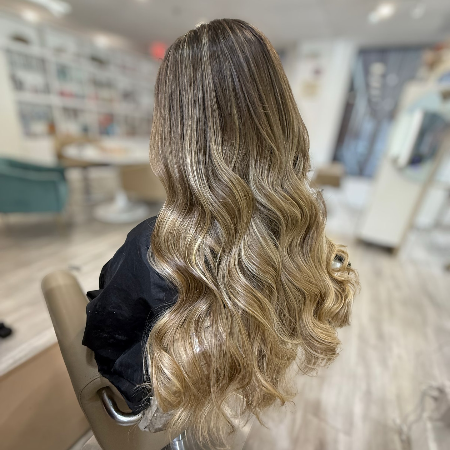 *You look happier*
*Thanks, I booked an appointment with Kristle* 😁
Swipe for her before ➡️
Ready to be freshened up? Book your transformation at www.hairbykristle or click the link in bio!
📍 Mixology Hair Salon
13200 Marina Way Unit 104A
Woodbridge, VA
#balayage #blondehair #behindthechair #blondespecialist #vablondespecialist #novahairstylist #novablondespecialist #novadimensionalblondespecialist #dimensionalblonde #babylights #redken
#vahairstylist #quanticohairstylist #haircut #woodbridgehairstylist #layers #caramelbalayage #redken #brunette #redkenshadeseq #expensivebrunette #brunette #greyhair #silverhair #greyblending #dimensionalbalayage #staffordhairstylist #fredricksburghairstylist