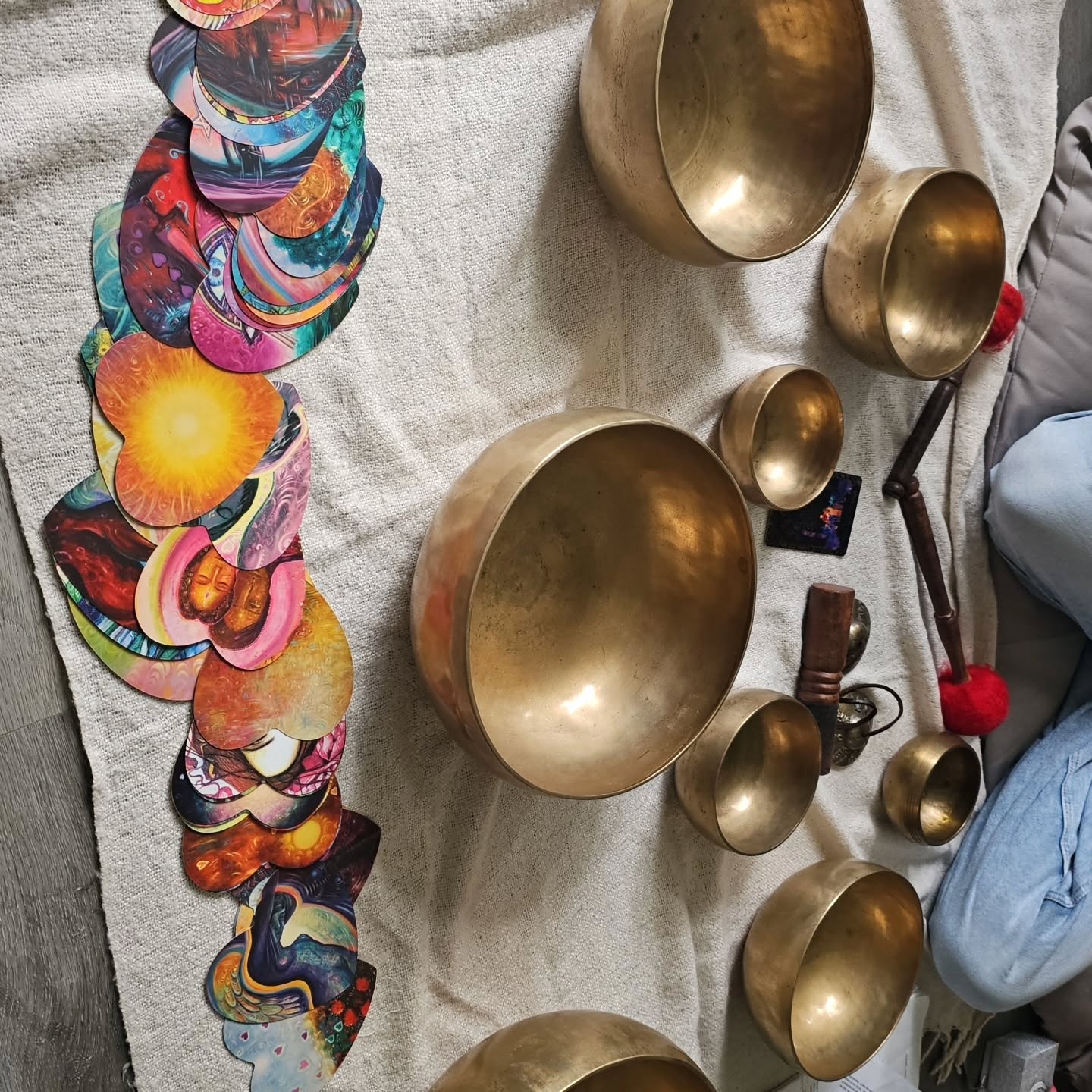 Had the most loveliest morning with @lunasoundhealing and @sezmrsf having some much needed sound healing and relaxation. Aurora was in 2 minds lol