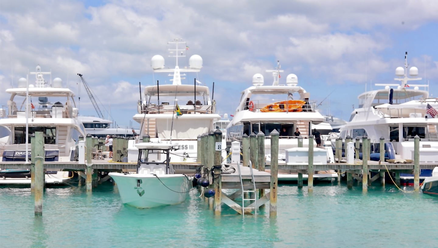 Nothing but stern looks around here 👀 Off-season deals are on, so come ‘back it up’ with the best at Bay Street Marina!😉
#BayStreetMarina