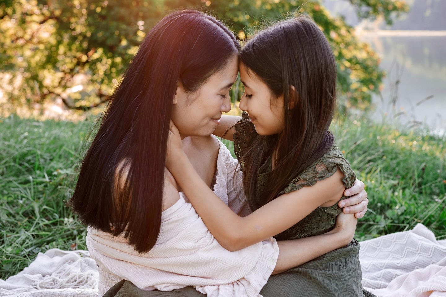 These two ❤️
Ich bin eine Fotografin, die eure besonderen Momente und somit eure Fotos fühlt. Ich haue nicht einfach nur in die Tasten und klicke herum, sondern eure Geschichte geht mir wirklich unter die Haut. Dieser Moment hat mich während des Shootings fast zum weinen gebracht, weil er so authentisch und schön war. Die Liebe zwischen Mama und ihrem Baby (ja mit 9 sind sie auch noch unser Baby) ist einfach so groß und so besonders. Und wenn ihr es schafft zu vergessen, dass ich euch fotografiere und euch einfach fallen lasst und mir vertraut, kann ich euch solche Erinnerungen schenken, die selbst mich zum weinen bringen.
Happy Friday ihr Lieben 🫶🏻
#outdoorshooting #outdoorsession #outdoorphotographer #outdoorphoto #familyphotosession #familienfotografie #familienfotografiezürich #familienfoto #outdoorfotografie #mamaundtochter #zürich #züri #zürioberland #uster #wetzikon #rüti #rapperswill #jona #glarus #echtemomente