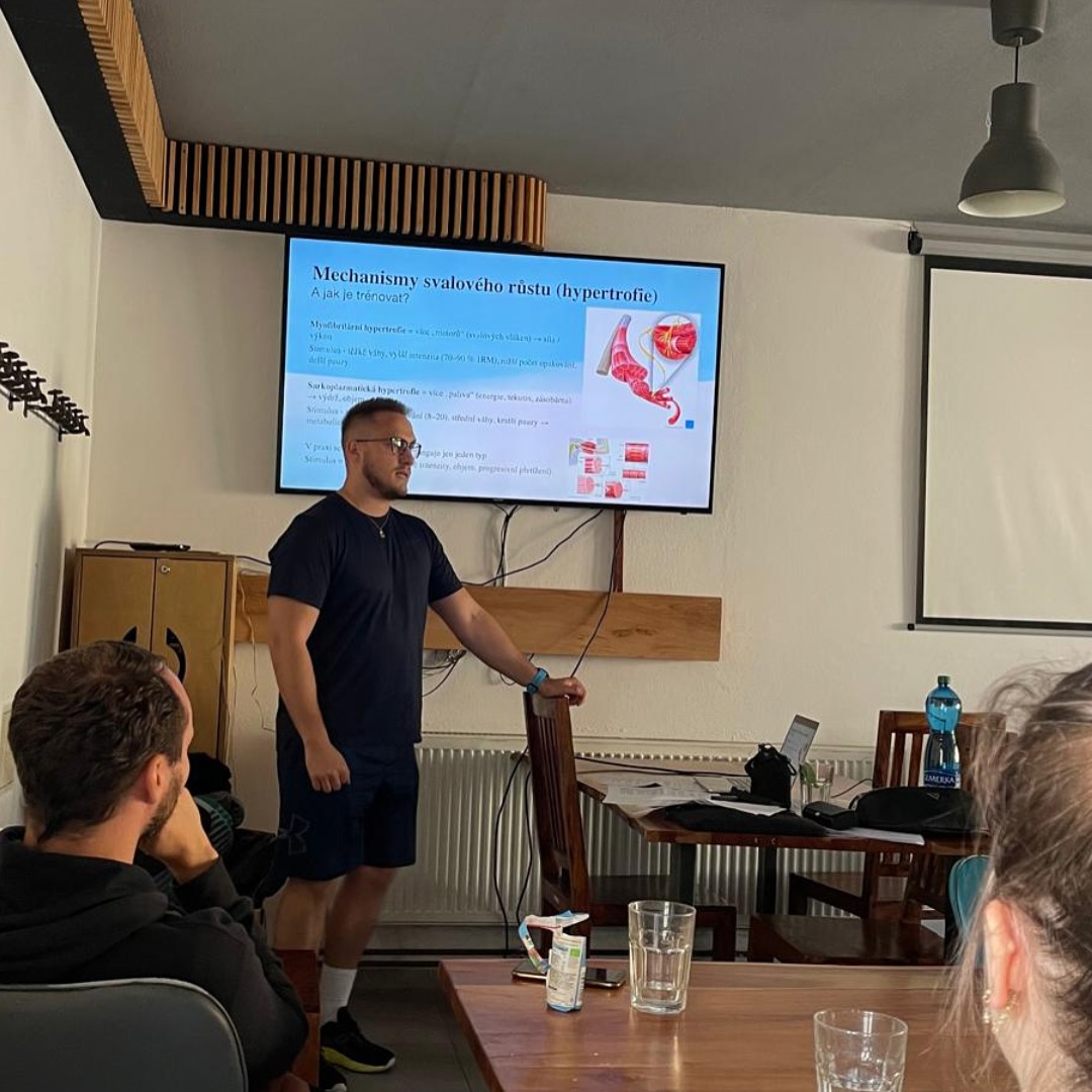 Přednáška v rámci Brotas Fitness Kempu 🤓💪🏽 #brotasfitnesskemp
Miluju praxi, ale ještě víc miluju, když lidé vědí, proč a co dělají. Teorie a praxe nejsou dvě oddělené věci a když se potkají, všechno začne dávat větší smysl.
Dotkli jsme se anatomie, fyziologie ale hlavně vědeckých důkazů a jak tyto cenné informace převést do tréninku a reálného života. Věřím, že to bylo pro účastníky kempu obohacující.
#brotasfitness #osobnitrener #kondicnitrener #prednaska #sila #silovytrenink #brotas #trener #evidencebased #practice #kentoyafitness
