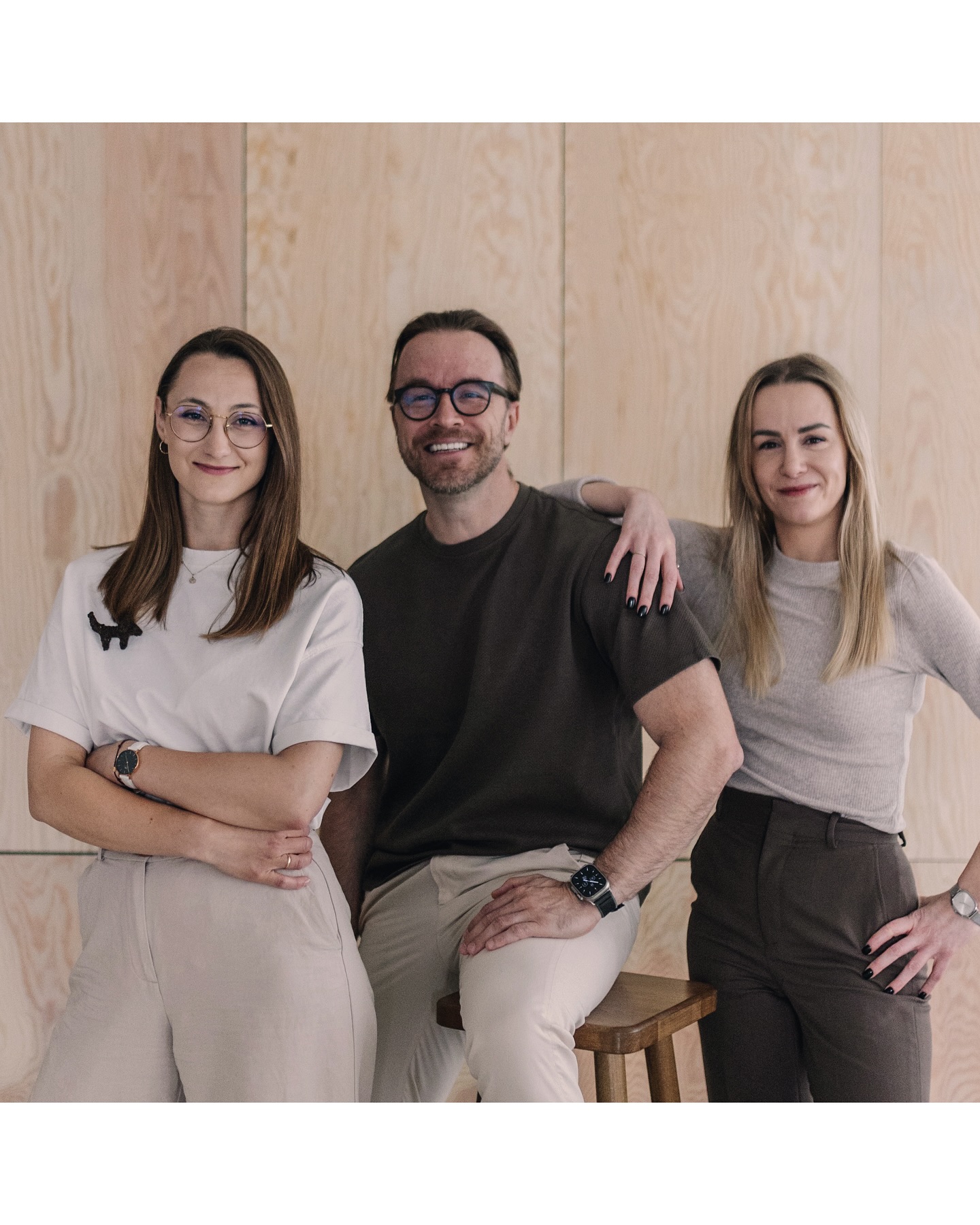 👋 Poznajcie nas bliżej - to my stoimy za coto: dwie Sylwie i Paweł! 💛
To właśnie my tworzymy i projektujemy, a w ten weekend spotkacie nas na żywo na Targach Rzeczy Ładnych w Warszawie. @targirzeczyladnych
📸 Wrzucamy Wam też mały podgląd naszego stanowiska - żebyście wiedzieli, czego szukać i co na Was czeka.
👉 Wpadajcie do nas po swój egzemplarz wzornika, obejrzeć nasze meble z bliska, a przede wszystkim pogadać z nami o tym, co lubicie i co Was inspiruje.
Będziemy czekać na Was na stoisku nr 163 - do zobaczenia! ✨
#targirzeczyładnych #warszawa #expoxxi #expoxxiwarszawa #coto #cotokids #mebledrewniane #mebledladzieci #mebledziecięce #montessori #reggioemilia