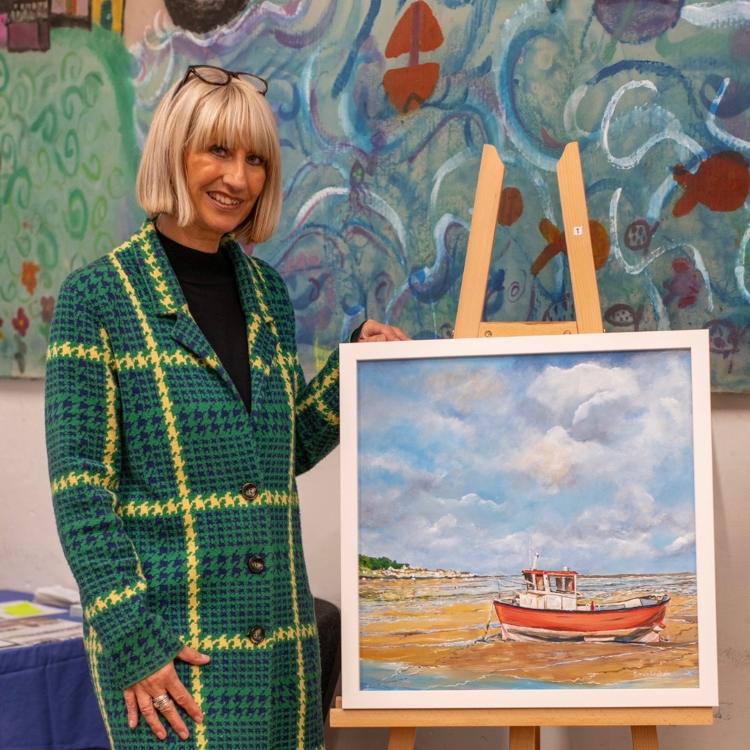 🖼 PLACE YOUR BIDS FOR THE ORIGINAL PAINTING WHICH WON THE APPLEDORE BOOK FESTIVAL 2025 ART PRIZE AND FEATURED ON THE COVER OF THE 2025 FESTIVAL BROCHURE! 🏆
Local artist, Sarah Lockett, was the winner this year and her beautiful painting, Looking to Appledore, is currently on display in the Waterstones Tent at Skern, next to the info/ticket desk.
The winning bid will be announced on Sunday afternoon, so be quick! 🎨
🎗With many thanks to all the artists who entered the competition and to ArtMakers for their collaboration and continued support. 📚
📸 Dave Green
#2025artprize #sarahlockett #artmakers #art #appledore #bookfestival