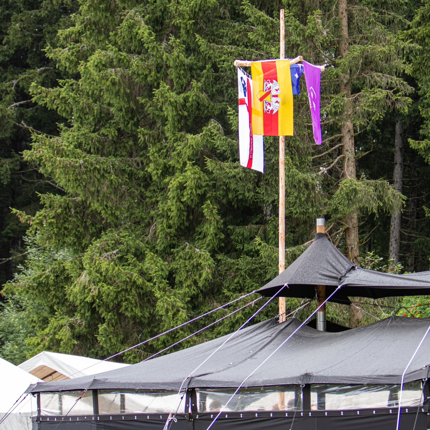 Der Sommer neigt sich dem Ende und wir hängen mit unseren Gedanken noch immer an unserer tollen Zeit auf dem Bezirkslager 2025.
Sowohl kulinarisch als auch im Programm sind wir einmal um die Welt gereist und dann gut behütet mit etwas Fernweh im Gepäck wieder in Dogern angekommen.
Pscht, psssscht, pscht
Danke an alle die dabei waren, s gildet🏕💚
#Sommerlager #DPSG #Dogern #scouts #Jugendarbeit #ufslager