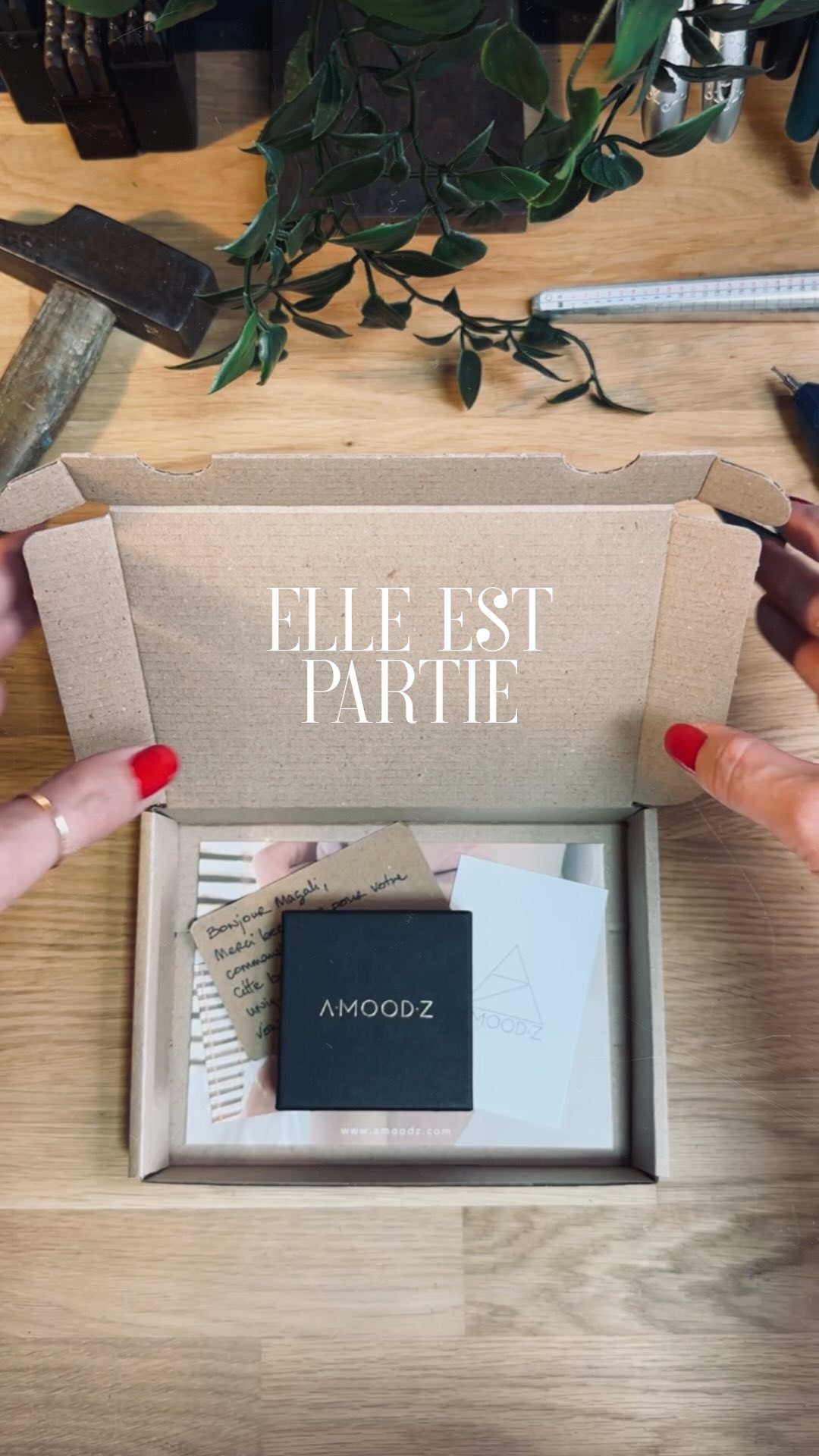 Elle est partie ☺️
La Bague Double a trouvé « main à son doigt » 💍
Quand une pièce unique s’envole, je suis toujours partagée entre un mélange de joie et de nostalgie…
Joie parce qu’elle va désormais vivre une nouvelle histoire auprès de quelqu’un qui l’a choisie.
Nostalgie, parce qu’après avoir passé du temps à la créer, elle laisse un petit vide dans l’atelier 😉
Mais c’est aussi ça la magie des bijoux : ils sont faits pour être portés, aimés et continuer leur chemin ♥️
Et bien sûr je réfléchis déjà au prochain modèle 😉
#amoodz #bijouxcreateur #bijouunique #creationunique #bijouxfaitmain #amoodzbijoux