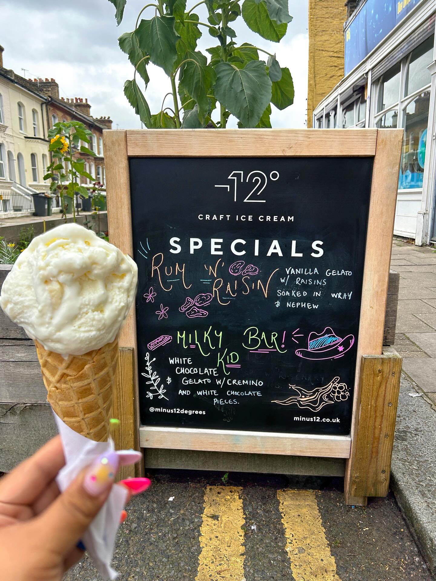 Head over to our Kiosk in Herne Hill station or @koalabrixton for our flavours of the week!
Specials:
Milky Bar Kid🌟- White chocolate gelato with white chocolate cremino and pieces of white chocolate
Rum & Raisin🥃- Vanilla gelato with raisins soaked in Wray & Nephew
Dairy Free:
Peach Melba 🍑
Alphonso Mango 🥭
Dark Chocolate Single Origin Ecuador 🍫
Raspberry (Koala)
Passionfruit (Koala)
Dairy:
Birthday Cake 🎂
Chocolate Hazelnut 🍫
Pistachio
Yoghurt & Black Cherry 🍒
Jersey Milk 🥛
#london #hernehill #brockwellpark #brixton #hernehillstation #brixtonfood #icecream