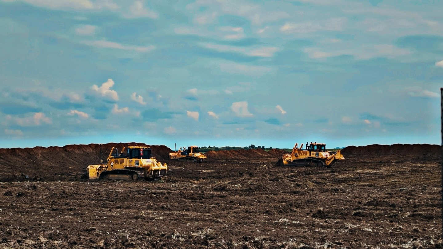 Heavy equipment plays a vital role in construction projects-machines like excavators, loaders, and compactors help move earth, prepare foundations, and speed up large-scale work that would take weeks/months by hand.
#AllanConstruction #HeavyEquipment #ConstructionSaskatchewan
