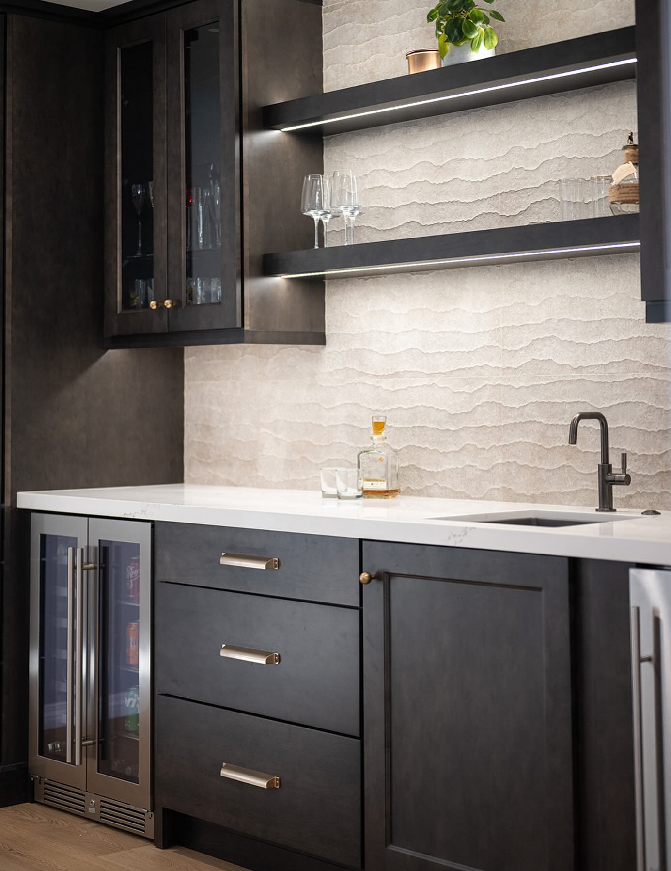 When you entertain a lot… A bar is a must. Do you agree?
Photo: @realphotosd