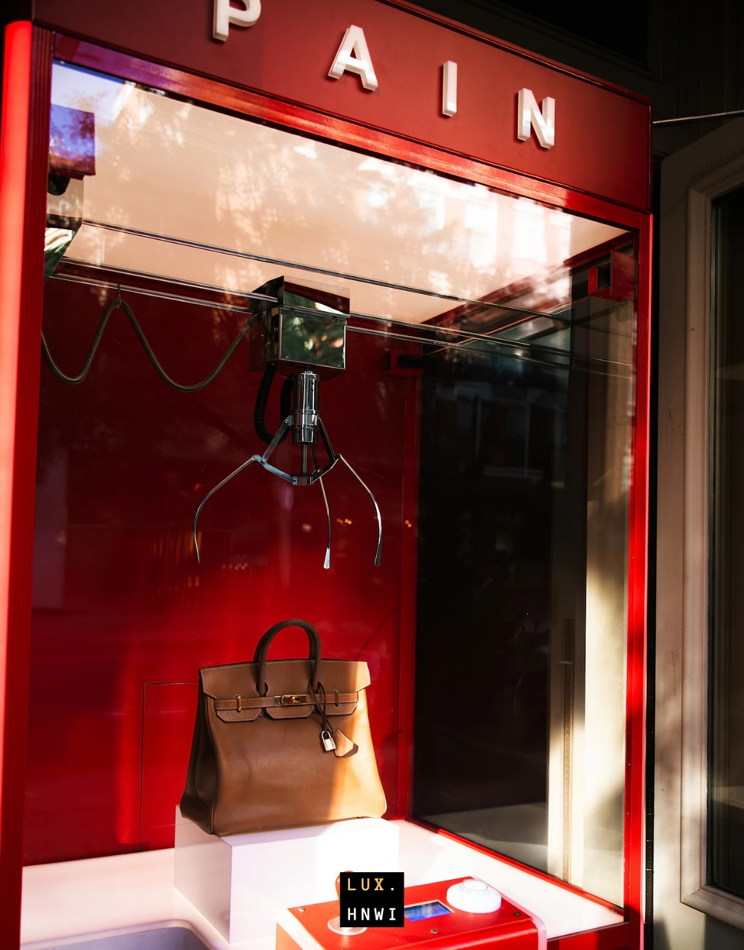 PAIN — quando a arte satiriza o desejo pelo inacessível 🎯
A instalação PAIN, criada pelo Uncommon Creative Studio para a NYFW, colocou uma Hermès Birkin à vista — mas propositalmente inalcançável. A performance virou metáfora: de que preço pagamos para estar “perto da grandeza”? Como disse Sam Shepherd, CCO da Uncommon, “I think there’s a certain badge of honor that comes with the price of being so close to the greatness of the city.”
O letreiro dizia tudo: “You have no chance of winning this bag and you love it.” — ironia, provocação e, acima de tudo, um espelho sobre cultura de status e desejo.
Experiências como essa nos lembram que luxo não é só posse — é narrativa, crítica e sentimento. Celebramos a criatividade do Uncommon: ativações que provocam conversa e que pensam o papel do consumo de prestígio na cultura contemporânea.
#NYFW #Uncommon #PAIN #ExperiênciasDeLuxo #LuxuryCulture #BrandActivation #Birkin #Hermès #TurismodeLuxo