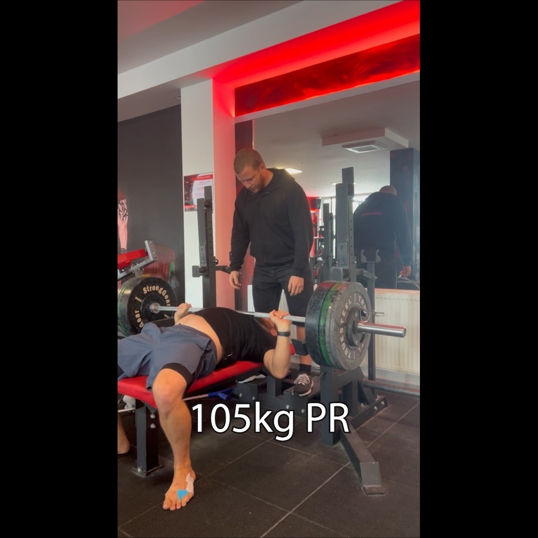 Honza si přišel jen tak o berlích, lehnul si a dal si PR. Tomu říkám nasazení 🔥