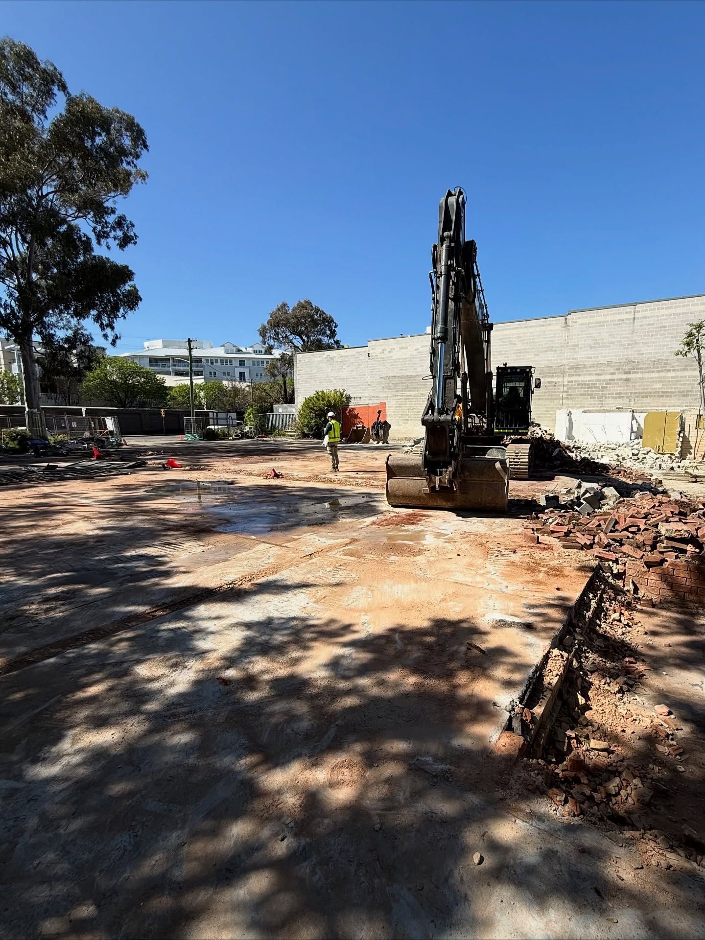 Exciting news 🚧✨
The block on Tennyson Rd has now been demolished — things are moving so fast! Demolition of 11–15 Bertram St commenced this morning and is already underway. Keep an eye out for more updates very soon!
#TennysonRd #BertramSt #Demo #Demolition #DemolitionUpdate #Building #Construct #Construction #Proline #ProlineBuilding #ProlineBuildingCommercial