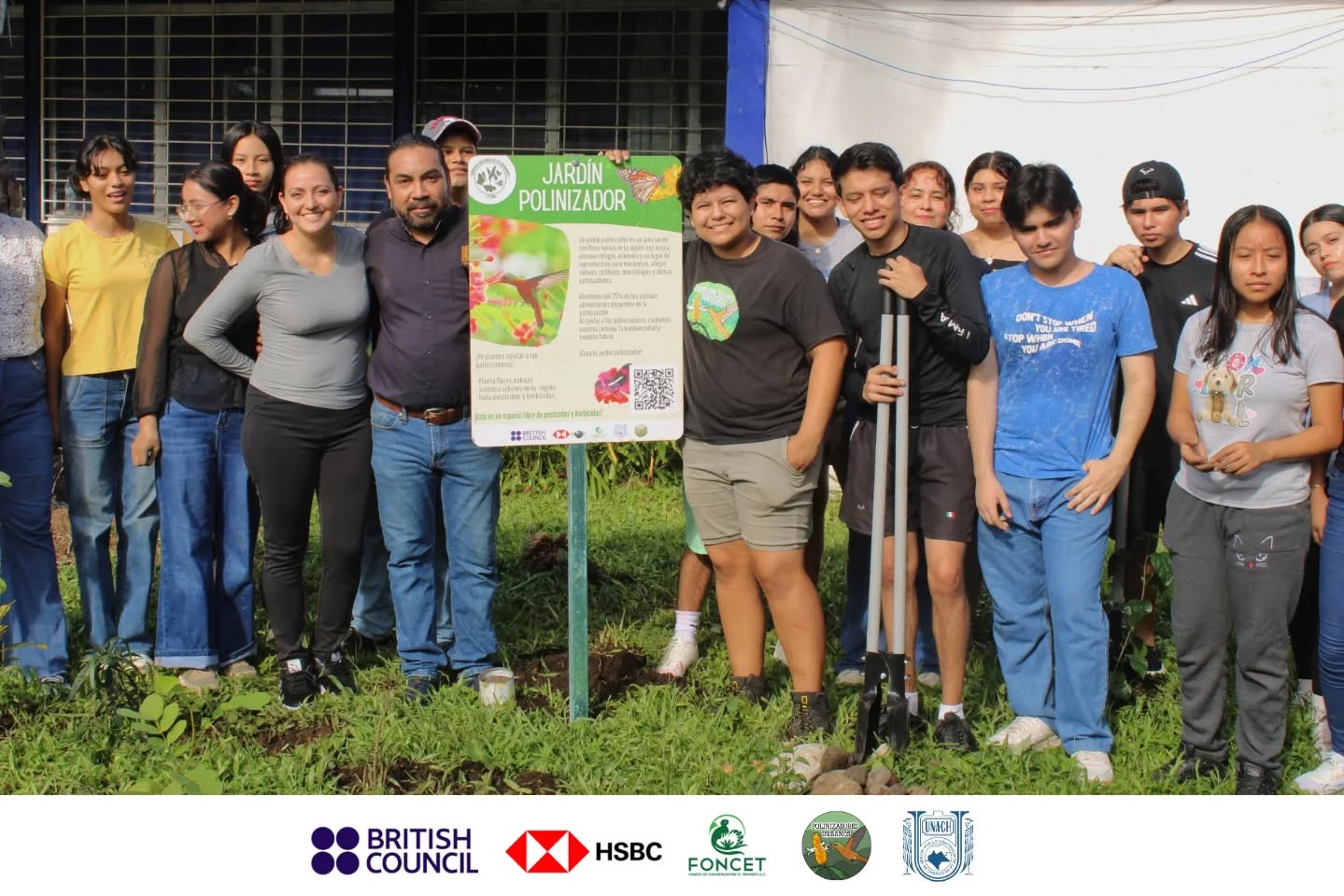 Hoy 18 de septiembre se llevo acabo la siembra de otro #JardinPolinizador en colaboración con Siresu - Extensión Istmo Costa y Soconusco.
La facultad de Ciencias químicas campus IV de la Universidad Autónoma de Chiapas hoy se convierte en un refugio mas para la biodiversidad.
Estamos en una misión para agregarlo 10 paradas polinizadoras mas al mapa del Corredor Biologíco para Polinizadores Ts'unu y con su apoyo lo estamos logrando. 🐛
Queremos agradecer a todos los alumnos y docentes que se sumaron a esta actividad 🐝🦇
Esta actividad no sería posible sin el apoyo del British Council, HSBC y el Fondo de Conservación El Triunfo A.C.
#polinizadores #educacionambiental #JardinesPolinizadores