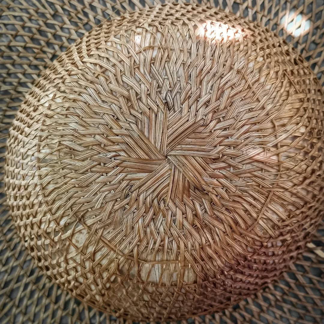 Repair as an act of care
Because it's not just a hat. I've had this hat for years, ever since I cycled through Burma. It has seen countries, experienced downpours, thunderstorms, wind, and above all, sunshine. On deserted tracks reddened by the oppressive heat, it protects me better than any other headgear.
It is the thatched roof that keeps the house cool. It is also social, because everywhere its shape amazes and the delicacy of its bamboo weaving fascinates.
This hat is made of natural materials, thin strips of bamboo skillfully woven together. And as time takes its toll on all things, it is now damaged. So I am learning to repair it. And as I repair it, reinforcing it, strip by strip, I think about the impermanence of things. I think about our concrete buildings that we imagine to be built to last forever. And I think about traditional buildings made from natural materials. Those that practice repair as a creative act without theorizing it. These buildings are not built to last but to be repaired, piece by piece.
So when we consider repair as an integral part of a building's life, we look at it differently. We take care of it year after year. Repair is no longer seen as a constraint but as a creative opportunity for evolution and reinforcement.
And I continue to weave, repair, love and take care.