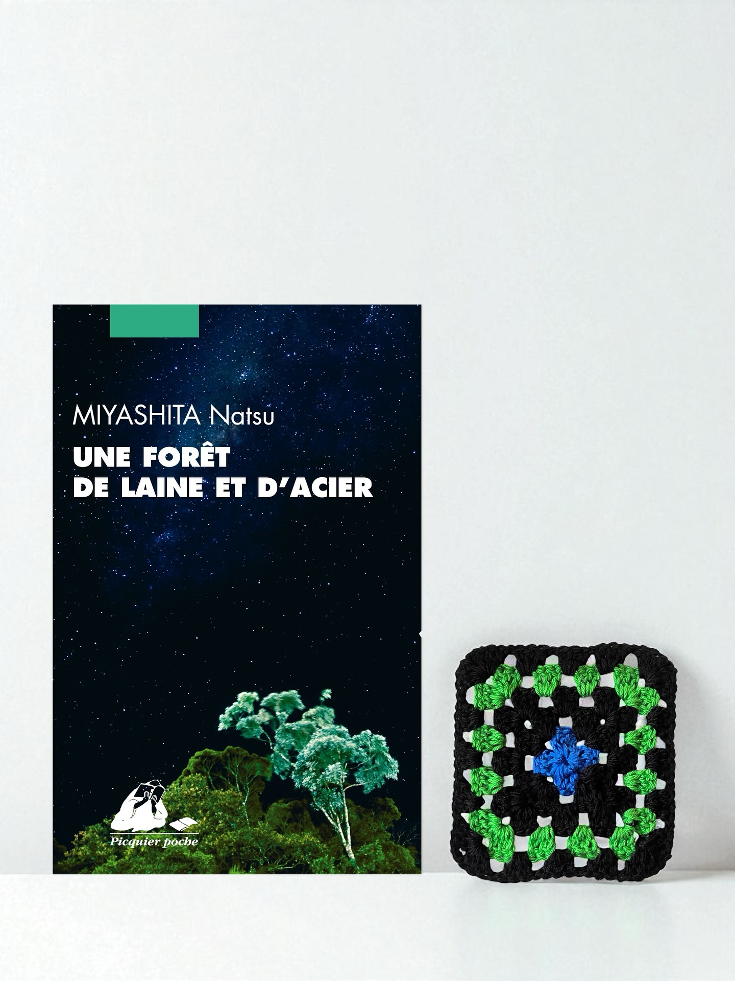Pour mon projet « 1 livre, 1 granny », je vous présente : Une forêt de laine et d’acier de Natsu Miyashita.
Dans les montagnes d’Hokkaido, Tomura, un lycéen un peu perdu, entend un jour le son d’un piano accordé. Cette résonance bouleverse sa vie et lui révèle une vocation inattendue : devenir accordeur de pianos. Ce roman sensible suit son apprentissage, ses doutes et sa quête de justesse, entre bois et acier, silence et musique.
J’ai un faible pour la littérature japonaise et pour la capacité des auteur.es à s’attarder et à honorer la beauté des choses ordinaires. Cette histoire semble très simple mais elle m’a particulièrement touchée.
Et vous quelle est votre lecture du moment ?
.
.
.
.
,
#1livre1granny #grannysquarechallenge #lectureetcrochet #plaiddellectures #crochetetlecture #bibliophilecreative #grannysquareaddict #crochetinspiration
