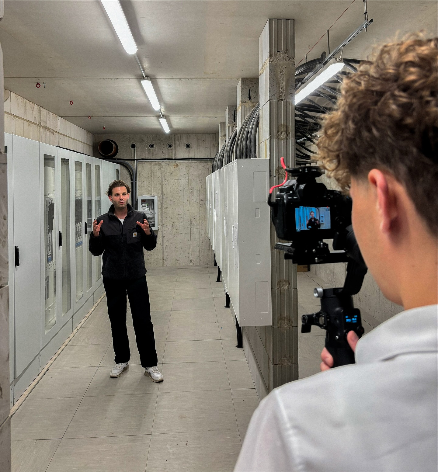 Videodreh mit der @unsere_voba 🎥
Was macht unser CO₂-neutrales Quartier und das dahinterstehende Energiekonzept aus? 💭Bei einem Videodreh standen Pascal und Michael Rede und Antwort 😊
Wir sind sehr gespannt auf das Ergebnis!
__________________
#unserevoba #steinfeld #niedersachsen #co2neutral #quartier #neubau #siedlung #energiekonzept