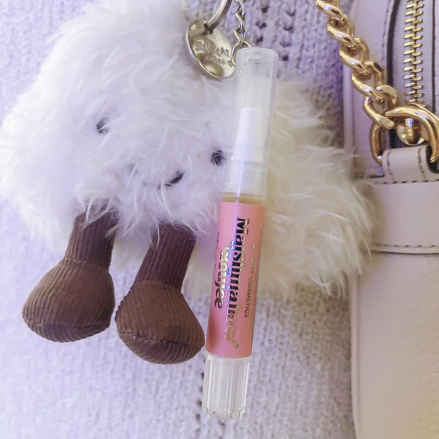 Some of my all-time favorites: Marshmallows, Vanilla and Jellycats! 🥰✨
Say hello to our new Marshmallow Boujee cuticle oils! Marshmallow Boujee combines soft, fluffy marshmallow with creamy vanilla, warm amber, and a hint of sugared musk. It’s sweet, decadent, and oh-so-boujee—wrapping your nails in a charmingly sophisticated aroma!
Perfectly portable, it’s your new keychain obsession that goes wherever life takes you. 💖🍬 #MarshmallowBoujee #jellycatjoy #jellycat #jellycatkeychain #cuticleoilpens #cuticleoilkeyring #cuticleoilcare #nails💅 #nailsnailsnails