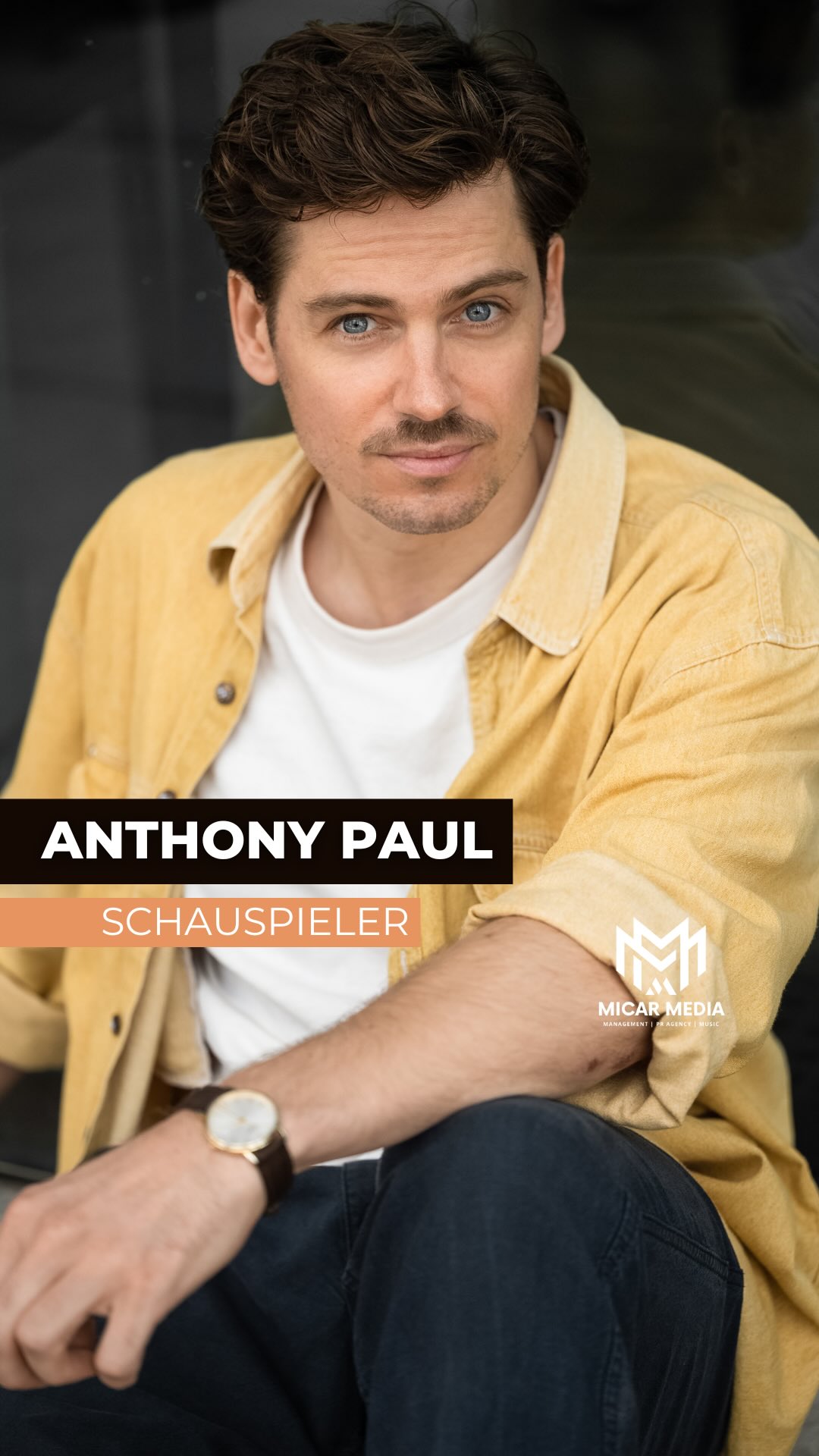 Neues Gesicht bei „Sturm der Liebe“ 🎬
Anthony Paul ist angekommen – vor der Kamera und im Herzen des Publikums.
Als Kilian Rudloff bringt er frischen Wind an den Fürstenhof – charmant, undurchsichtig, voller emotionaler Tiefe.
📺 Jetzt in der ARD-Telenovela @sturm_der_liebe zu sehen.
🎭 Ausgebildet am Europäischen Theaterinstitut.
💥 Eine Entdeckung – und einer, den man sich merken sollte.
Mehr zu Anthony auf unserer Website – Link in der Bio.
→ @anthony_paul_official
📸 Fotos: @chloe.portraits, marcus_staab_photographie
#MICARMEDIA #AnthonyPaul #SturmDerLiebe #ARDTelenovela #Neuzugang #KilianRudloff #Schauspieler #TVDebut #CastingEntdeckung #Serienliebling #EmotionaleTiefe #NeuesGesicht #Fürstenhof