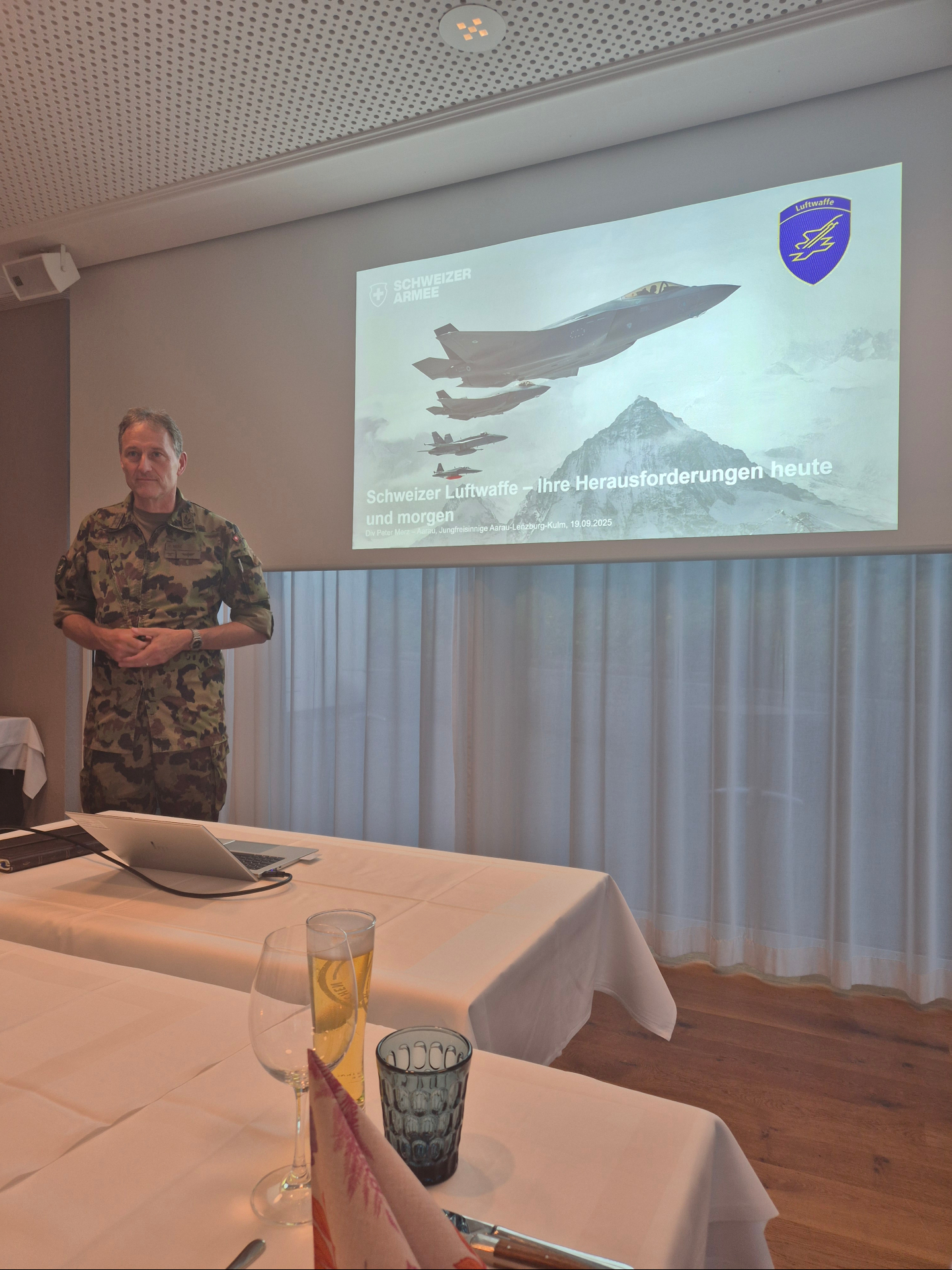 Gestern durfte ich beim Dîner Libéral Divisionär Peter Merz treffen. Seine Offenheit und sein Einsatz für unsere Luftwaffe beeindrucken mich sehr. Danke für den Dienst an unserem Land und viel Erfolg und alles Gute auf dem weiteren Weg!
#Luftwaffe #Sicherheit #Schweiz #Aargau