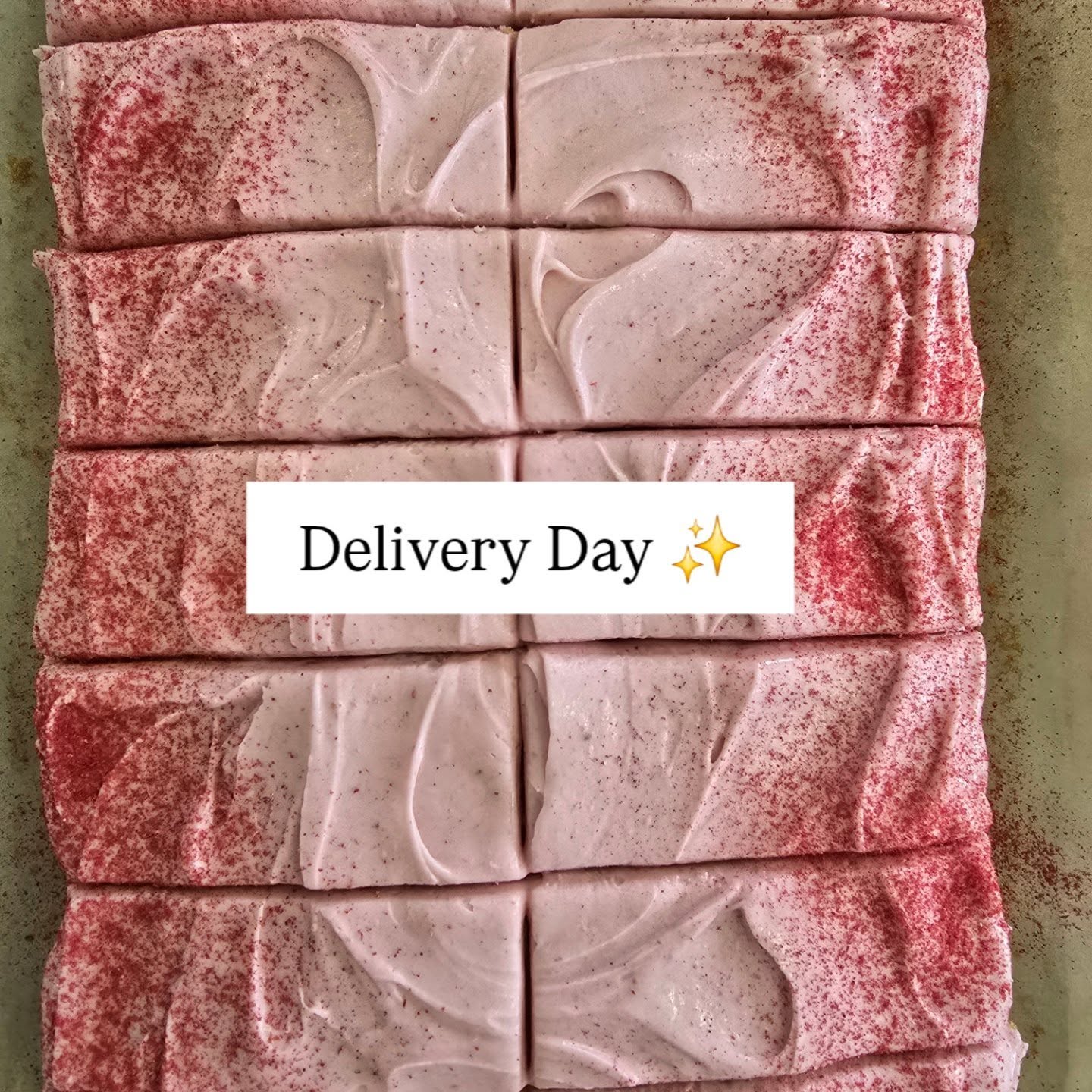 ✨️ Thursday = delivery day 🚚
Our trays have been baked, iced & sliced & are heading out to your fave indie coffee spots ☕️
Brownies, Millionaires, frangipane, flapjacks & of course cake 🍰
All made the Layer'd way with butter, freerange eggs, couverture choc & regenerative flour 🌾
And for you, lovely lot pre orders are always open for 🍰🥖🥐 Friday collections or postals too 🙌🏻
#eatgoodcake #layerd #bakefromscratch
#eatrealfood #coffeeshopsupply
#yorkshirefoodanddrink #coffeeandcake
#harrogateindies #ilkley #guiseleycakes #saltairevillage #nidderdalecakes